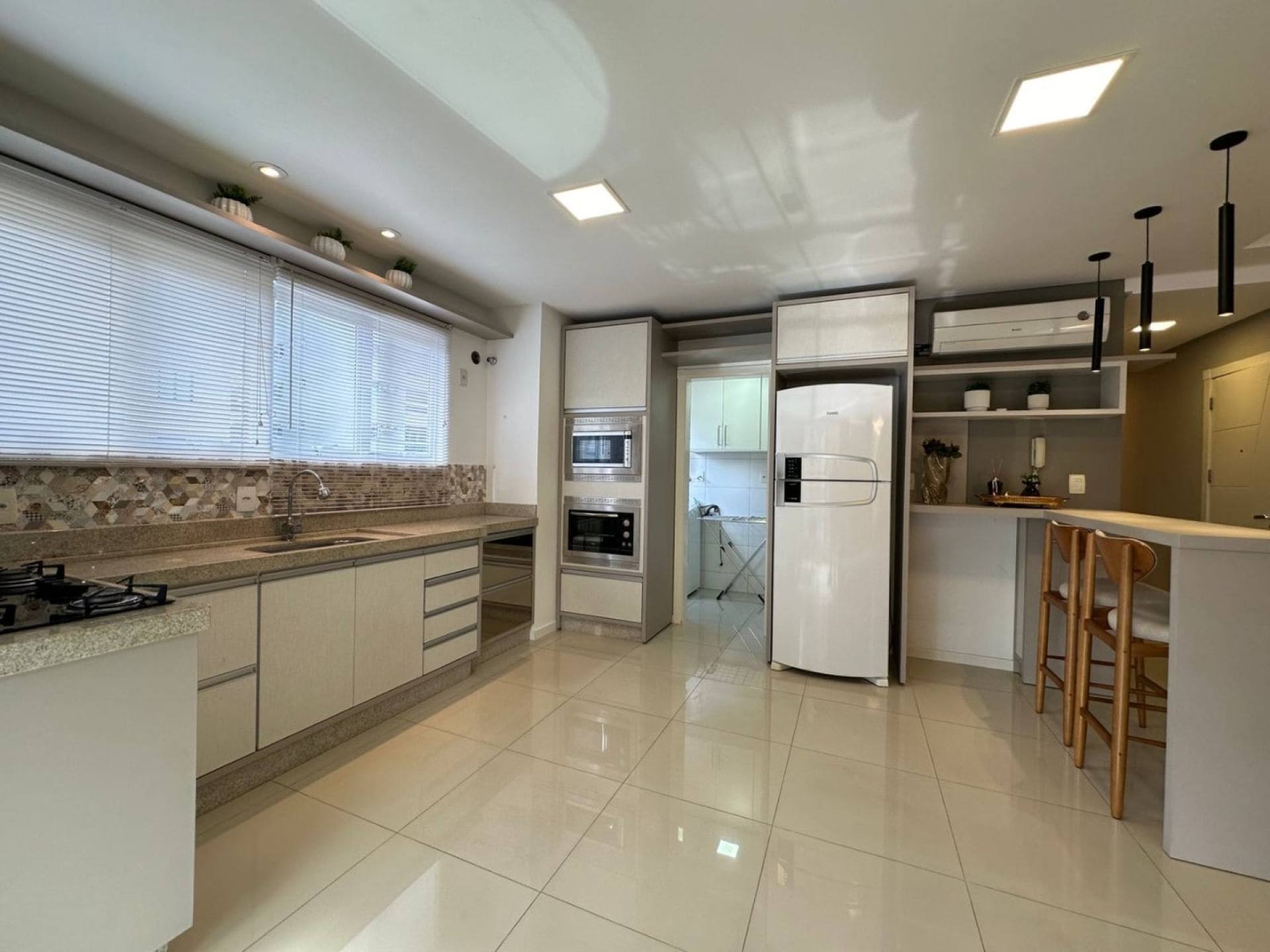 Apartamento Para Vender Mobiliado com 3 suítes na Meia Praia em Itapema