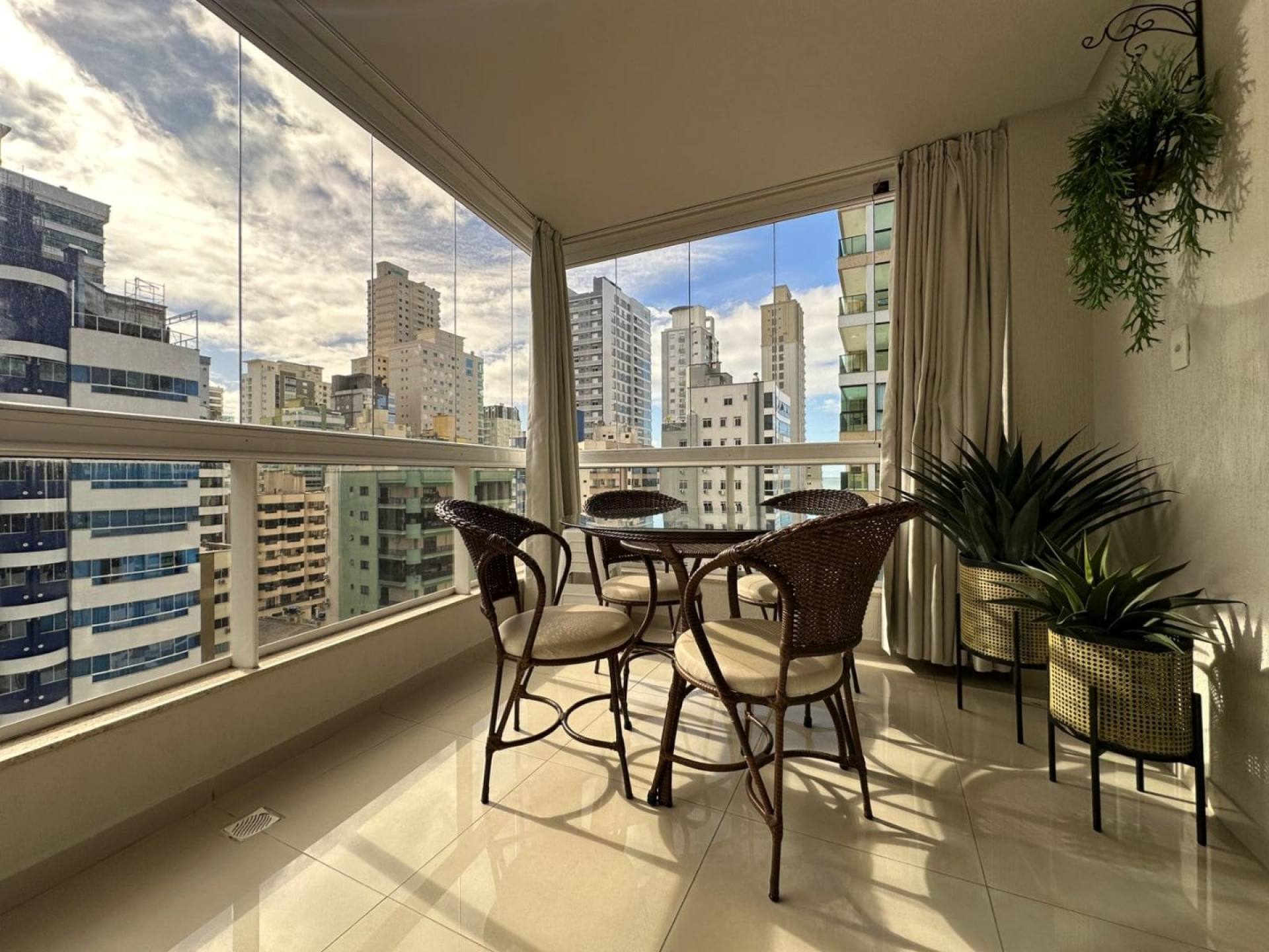 Apartamento Para Vender Mobiliado com 3 suítes na Meia Praia em Itapema