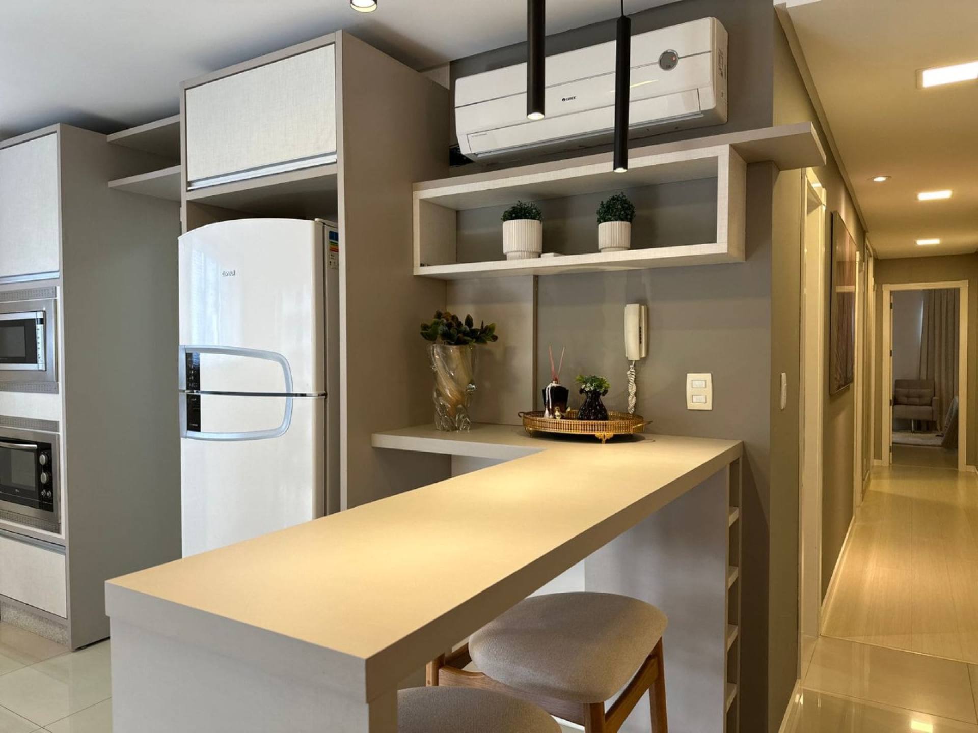 Apartamento Para Vender Mobiliado com 3 suítes na Meia Praia em Itapema