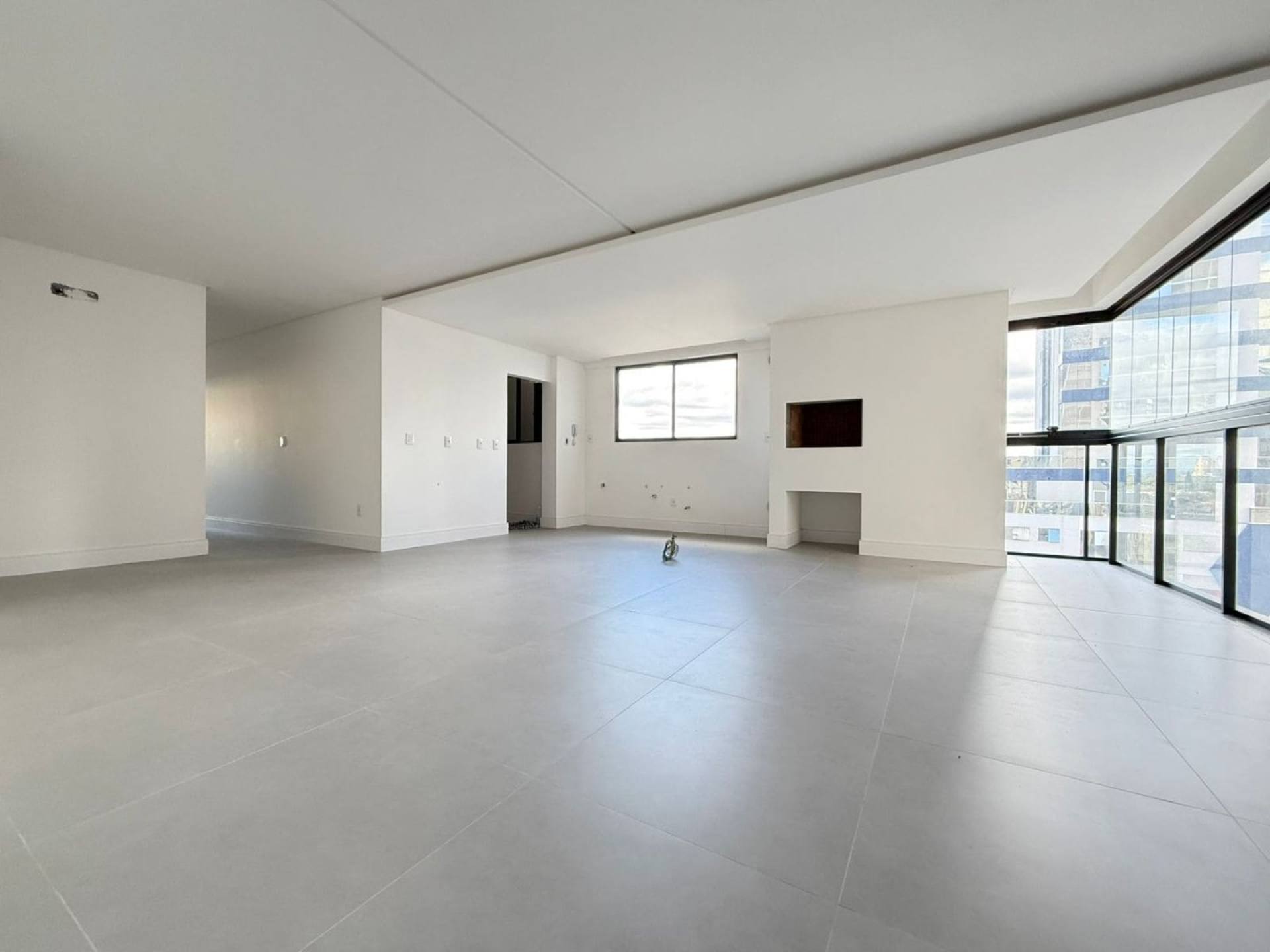 Apartamento Novo Para Venda com 3 suítes no bairro Meia Praia em Itapema