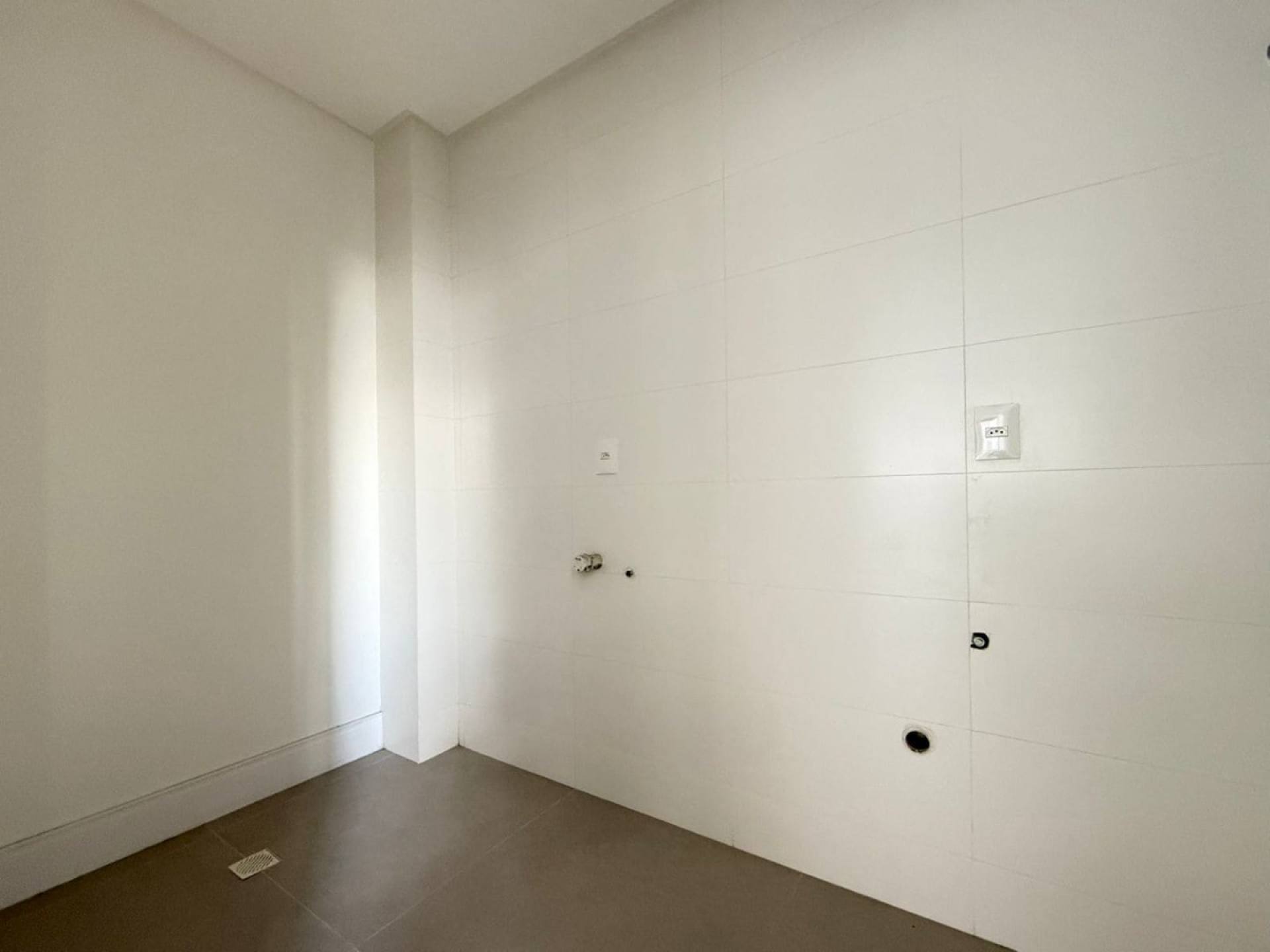 Apartamento Novo Para Venda com 3 suítes no bairro Meia Praia em Itapema