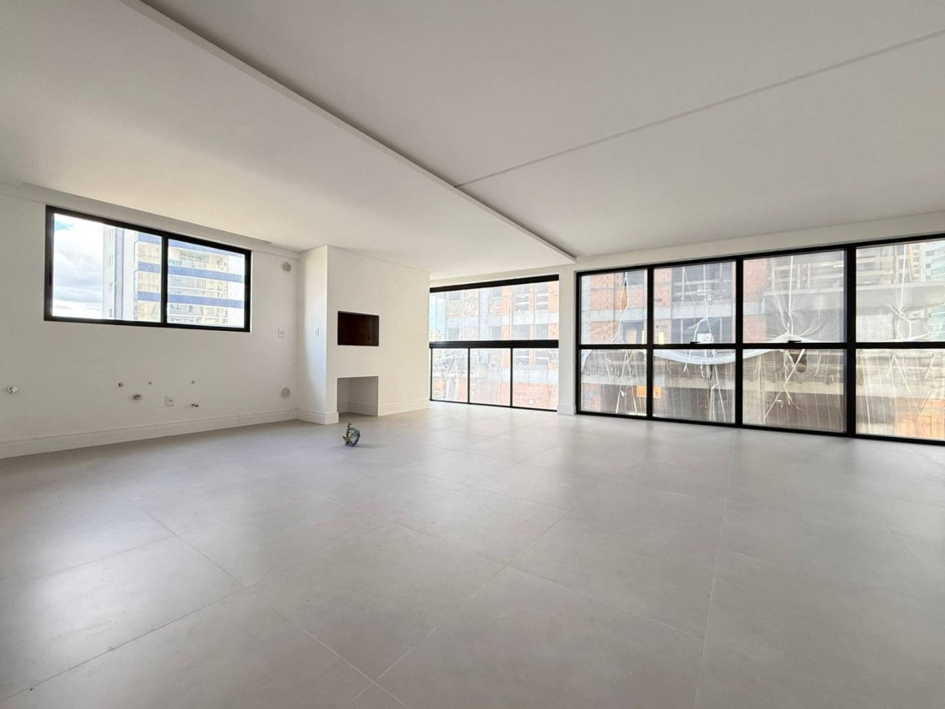 Apartamento Novo Para Venda com 3 suítes no bairro Meia Praia em Itapema