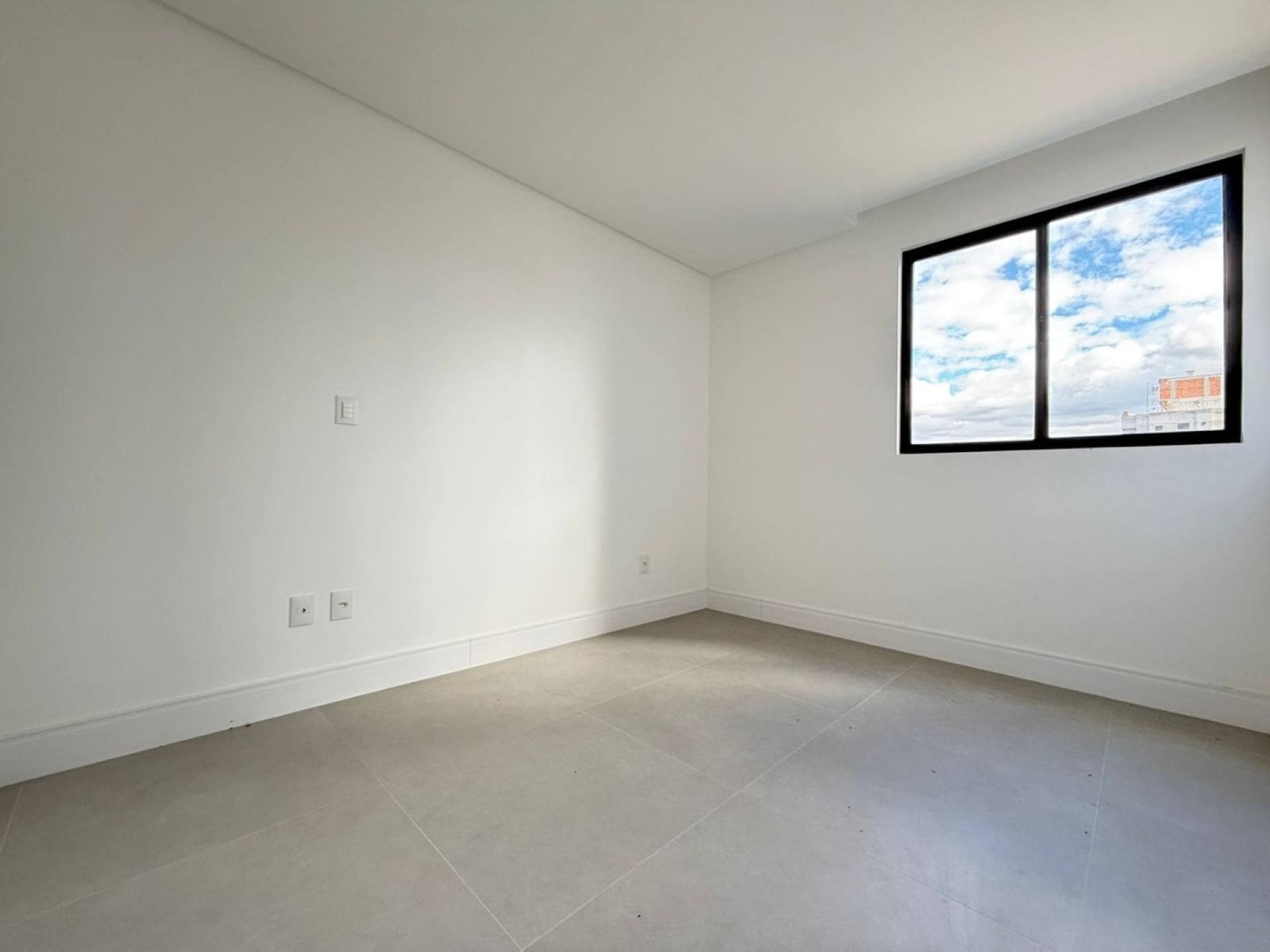 Apartamento Novo Para Venda com 3 suítes no bairro Meia Praia em Itapema