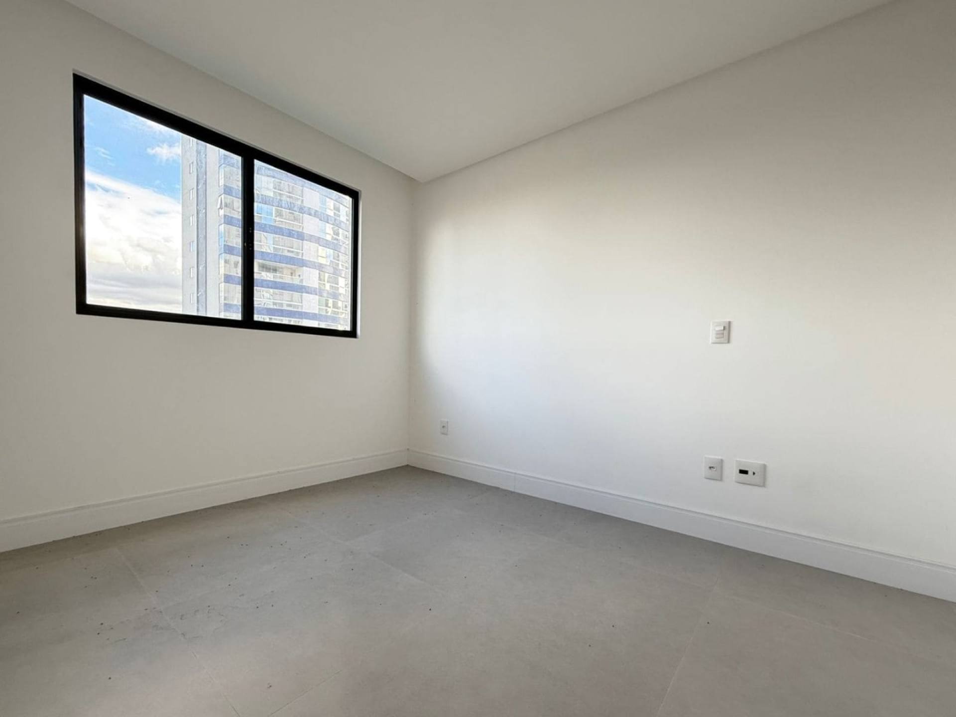 Apartamento Novo Para Venda com 3 suítes no bairro Meia Praia em Itapema