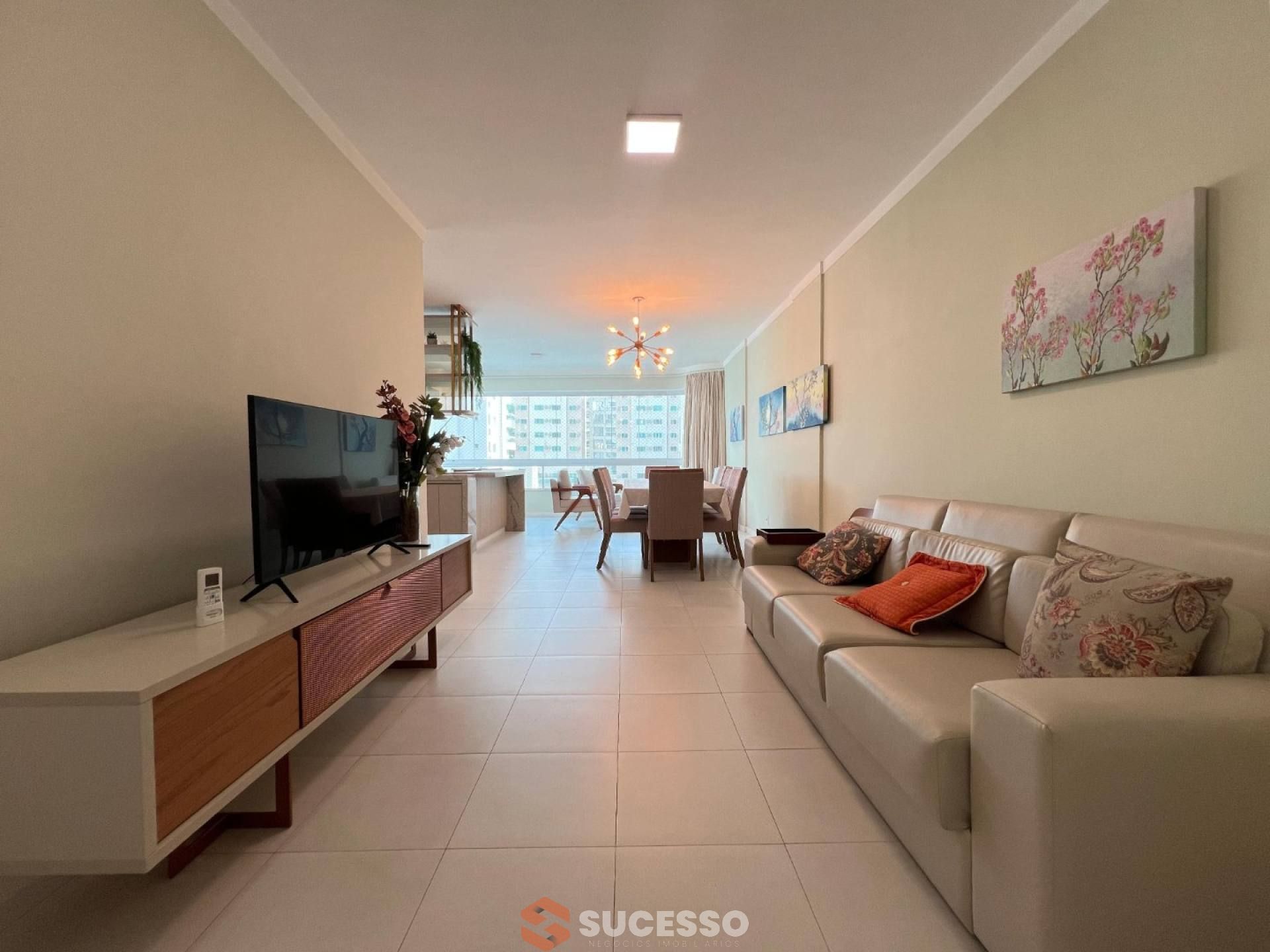 Apartamento À Venda com 3 quartos 1 suítes no bairro Meia Praia em Itapema