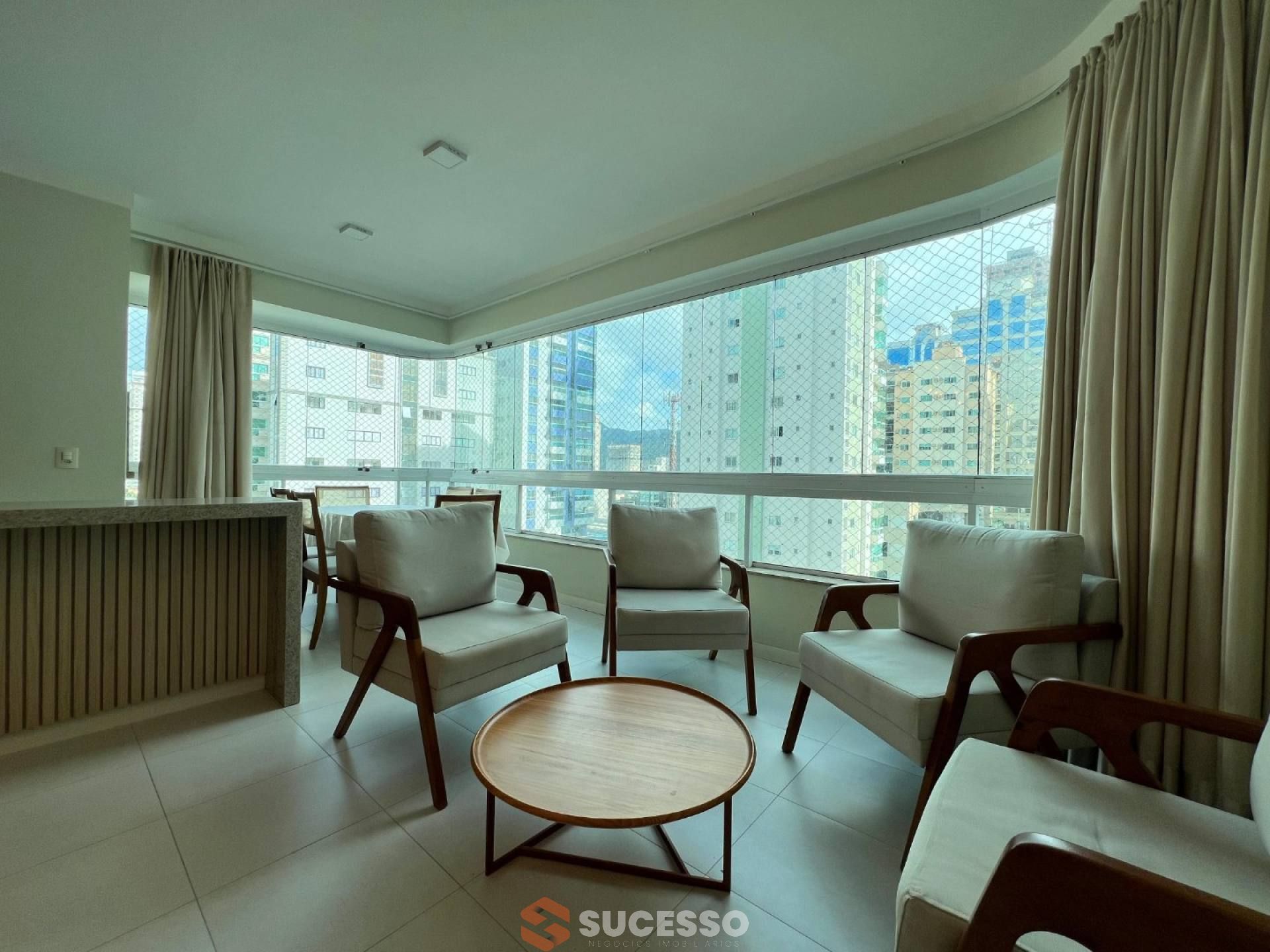 Apartamento À Venda com 3 quartos 1 suítes no bairro Meia Praia em Itapema