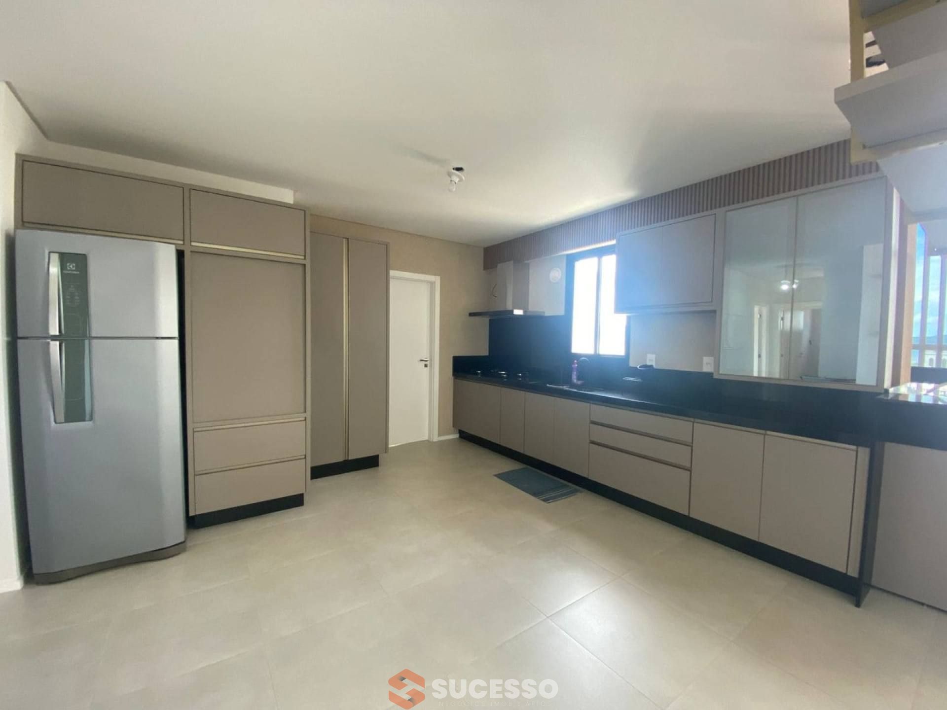 Apartamento Mobiliado Para Vender com 3 suítes no bairro Centro em Itapema