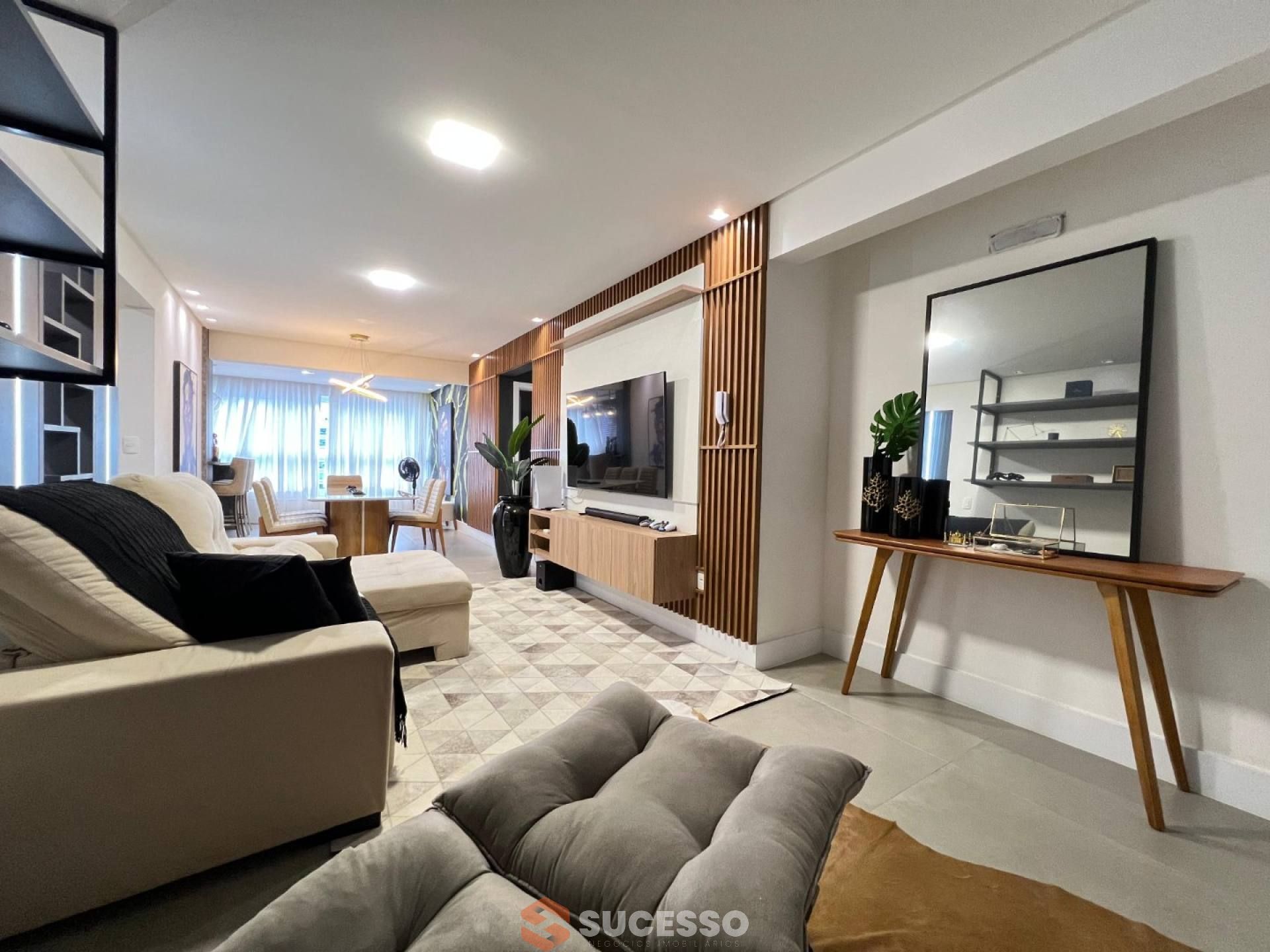 Apartamento Para Vender com 2 suítes na Meia Praia em Itapema