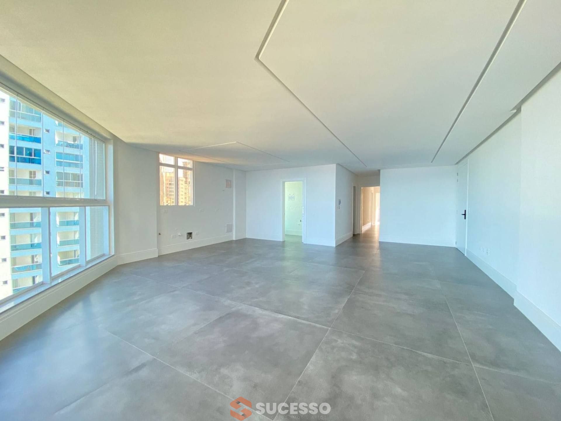 Apartamento Novo Para Vender com 3 suítes no Centro em Itapema