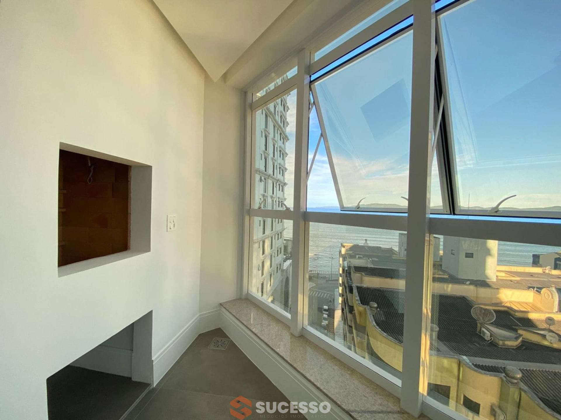 Apartamento Novo Para Vender com 3 suítes no Centro em Itapema