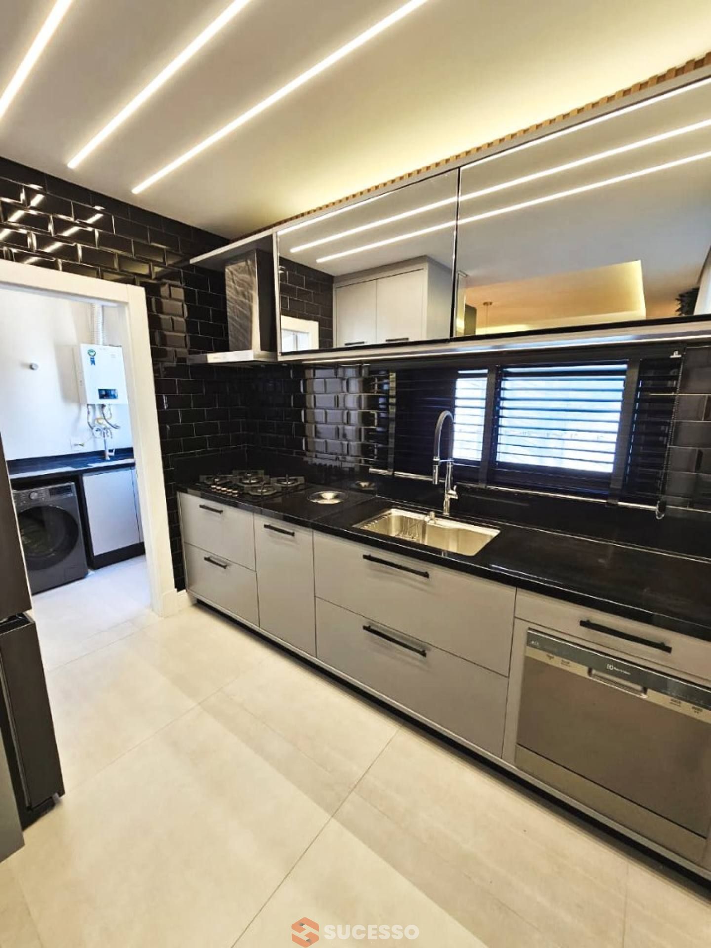 Apartamento Finamente Mobiliado Para Vender na Meia Praia, Itapema