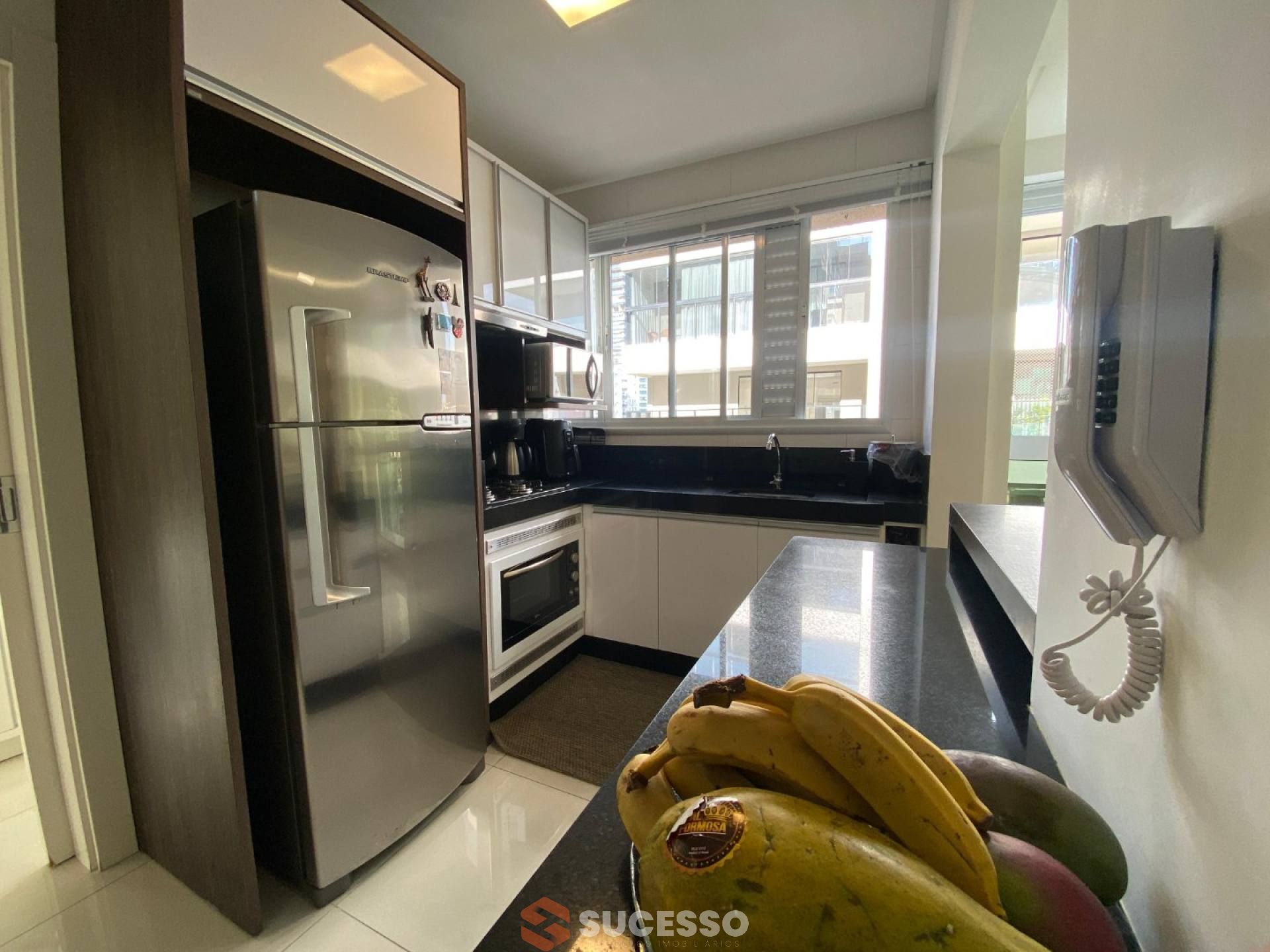 Apartamento Para Vender com 3 suítes no bairro Meia Praia, Itapema