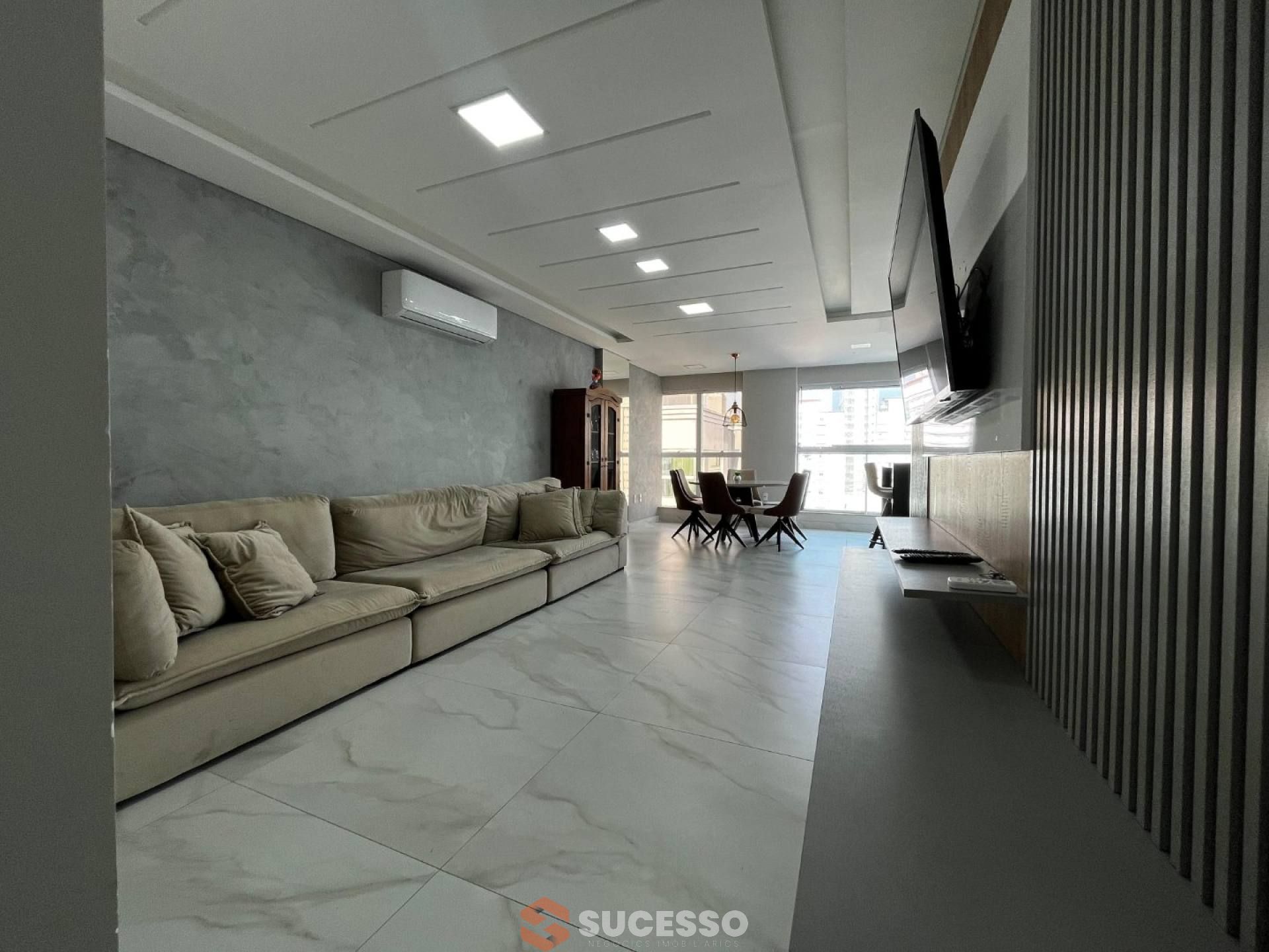 Cobertura Finamente Mobiliada À Venda no Islamorada na Meia Praia