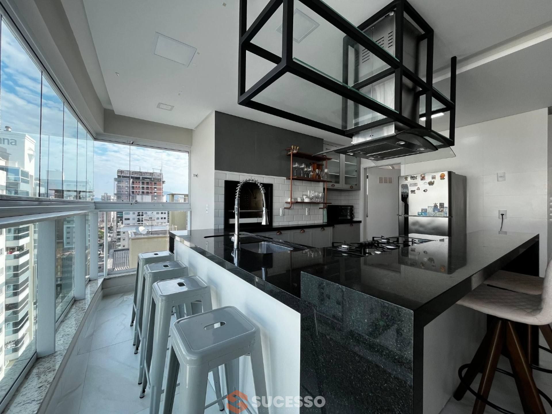 Cobertura Finamente Mobiliada À Venda no Islamorada na Meia Praia