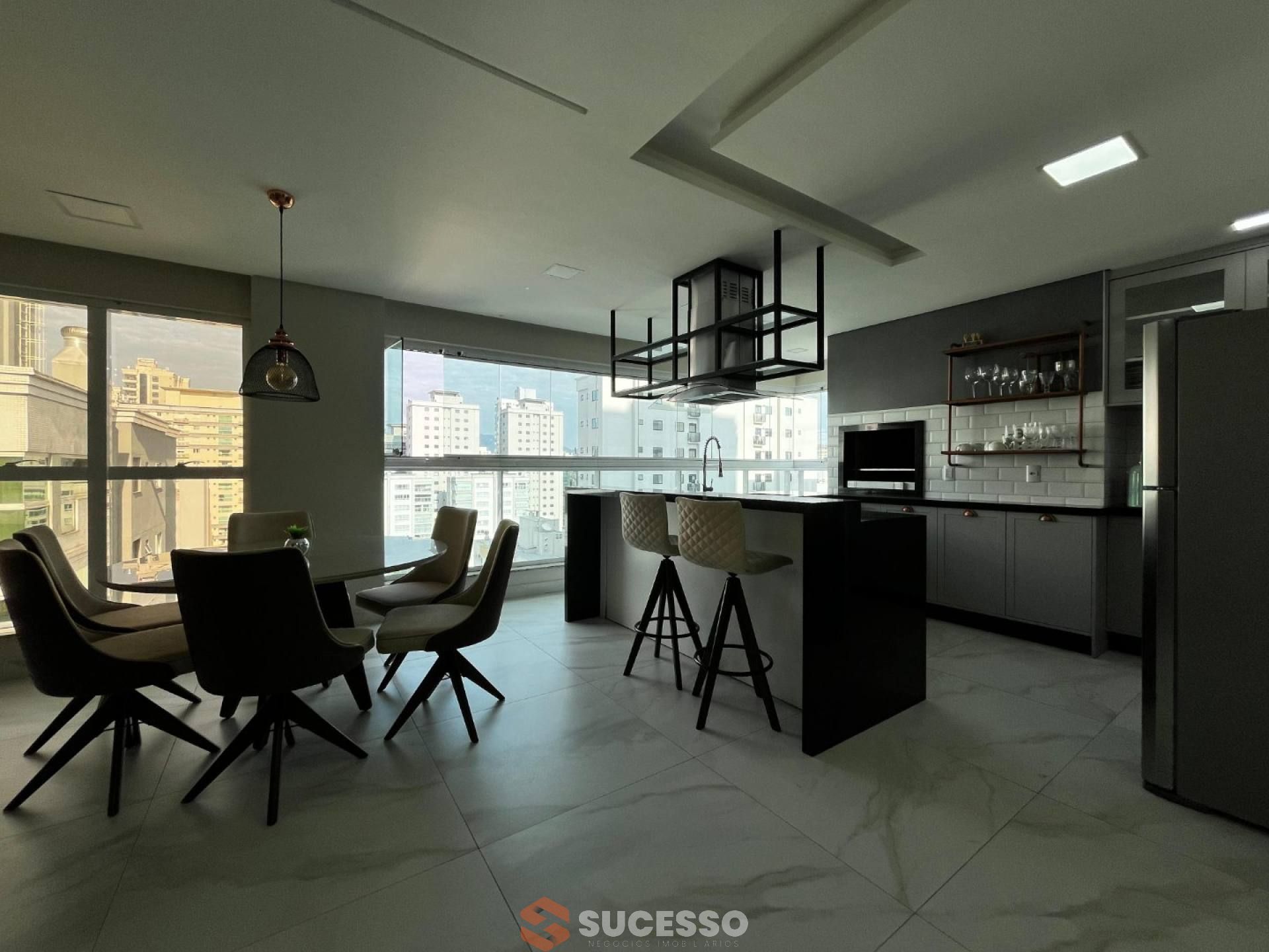 Cobertura Finamente Mobiliada À Venda no Islamorada na Meia Praia