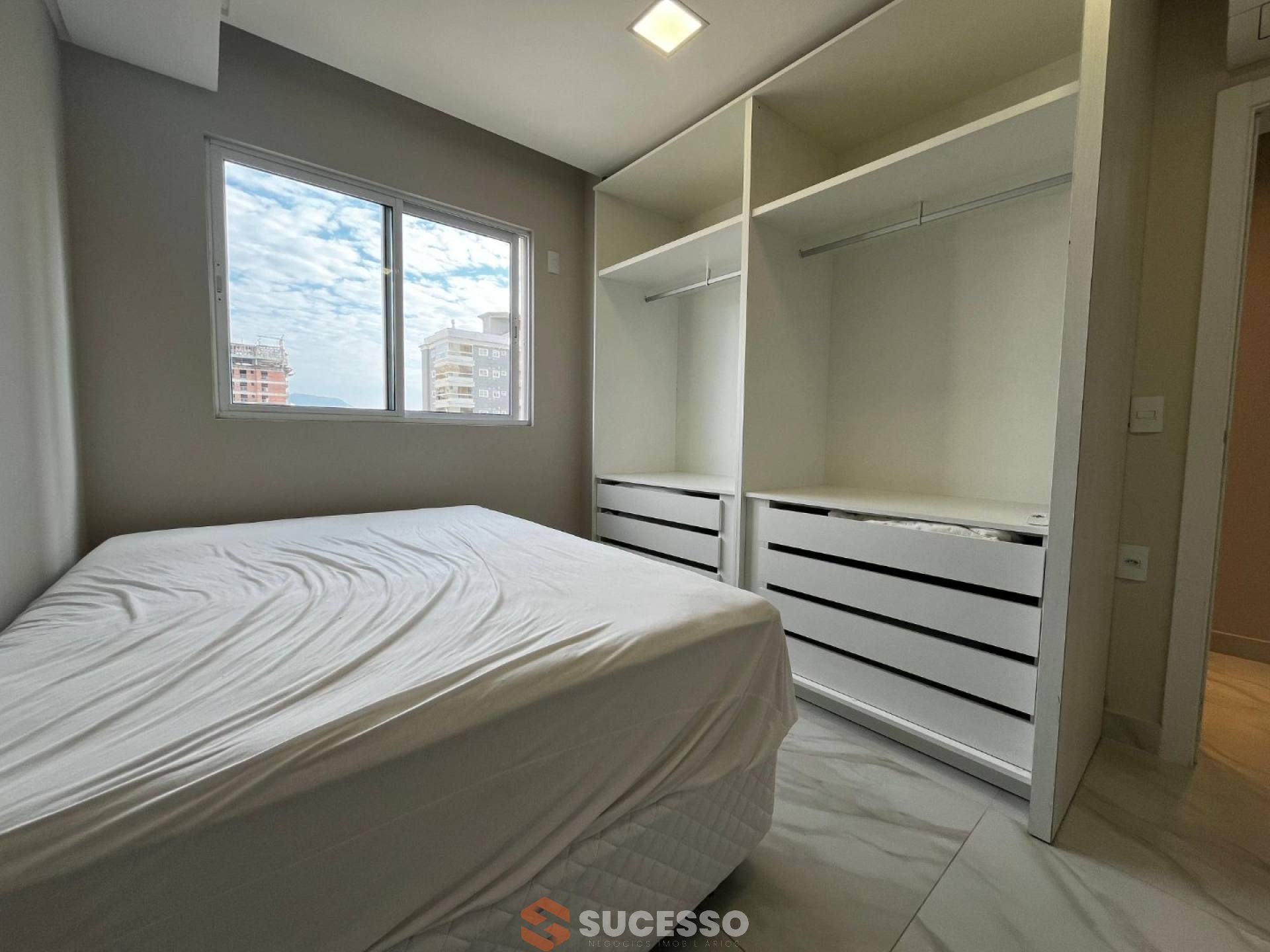 Cobertura Finamente Mobiliada À Venda no Islamorada na Meia Praia