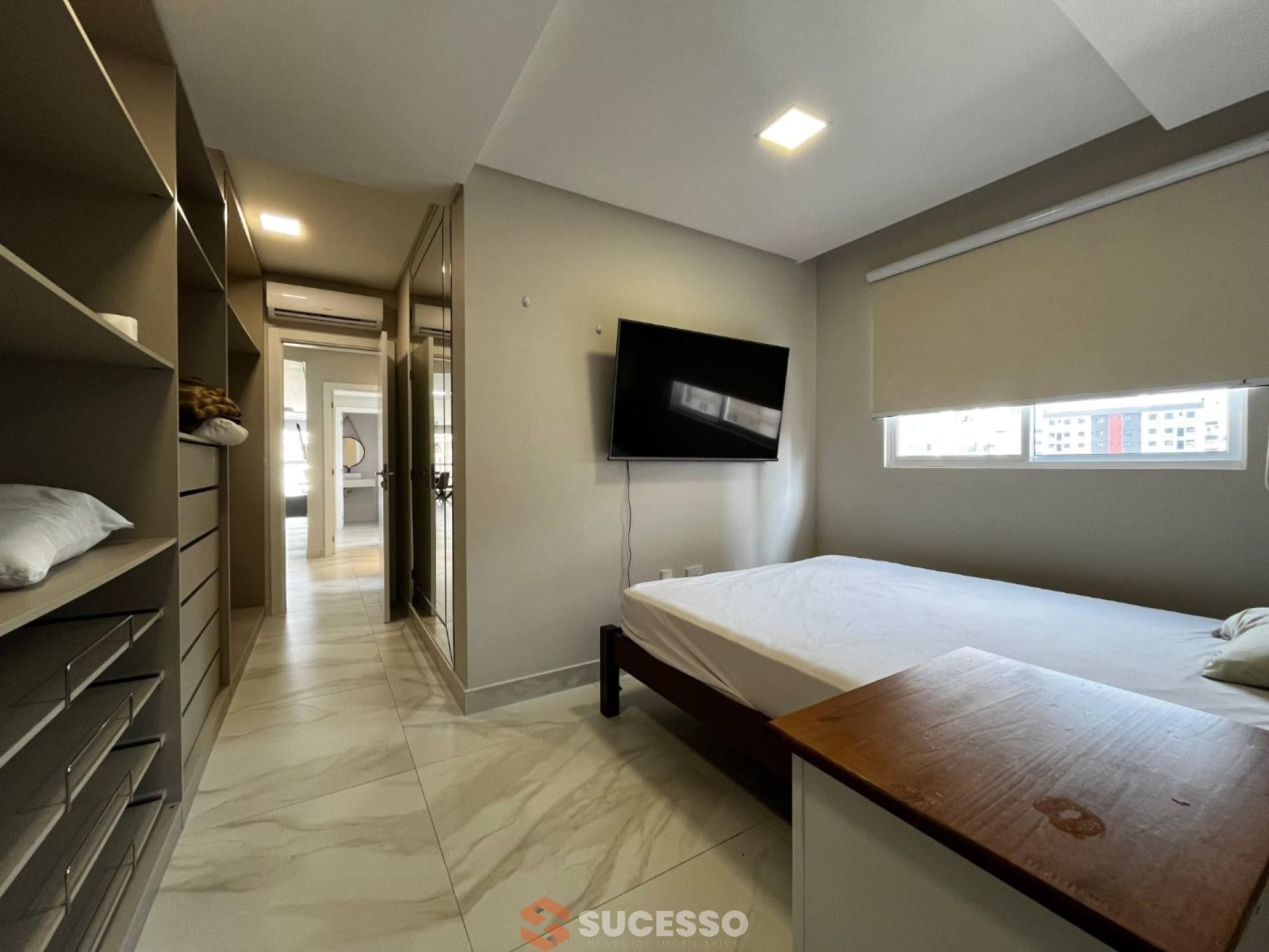 Cobertura Finamente Mobiliada À Venda no Islamorada na Meia Praia