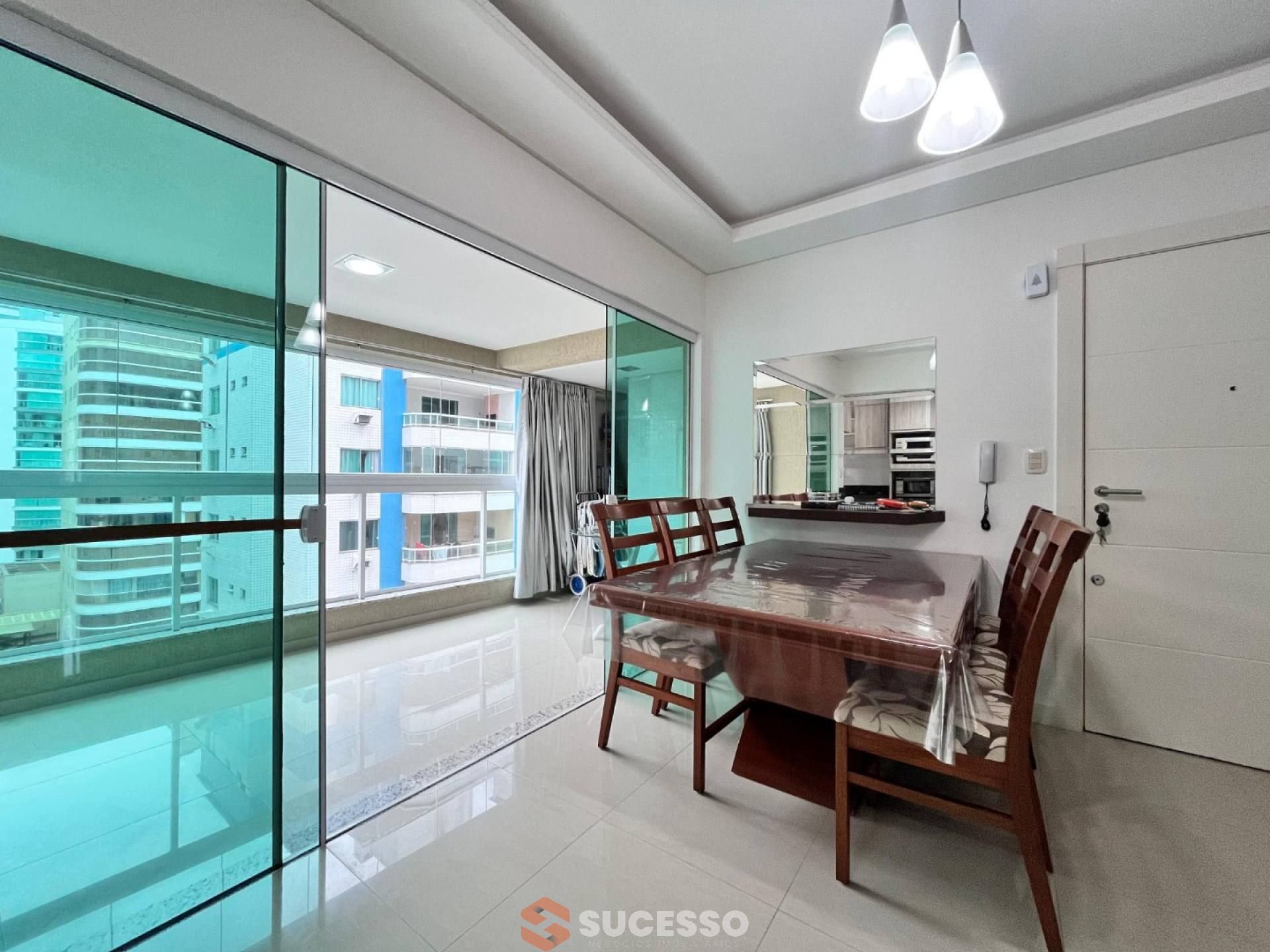 Apartamento Mobiliado À Venda no Coração da Meia Praia