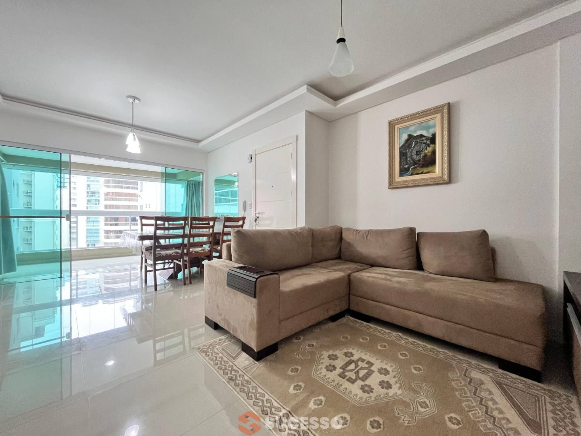 Apartamento Mobiliado À Venda no Coração da Meia Praia