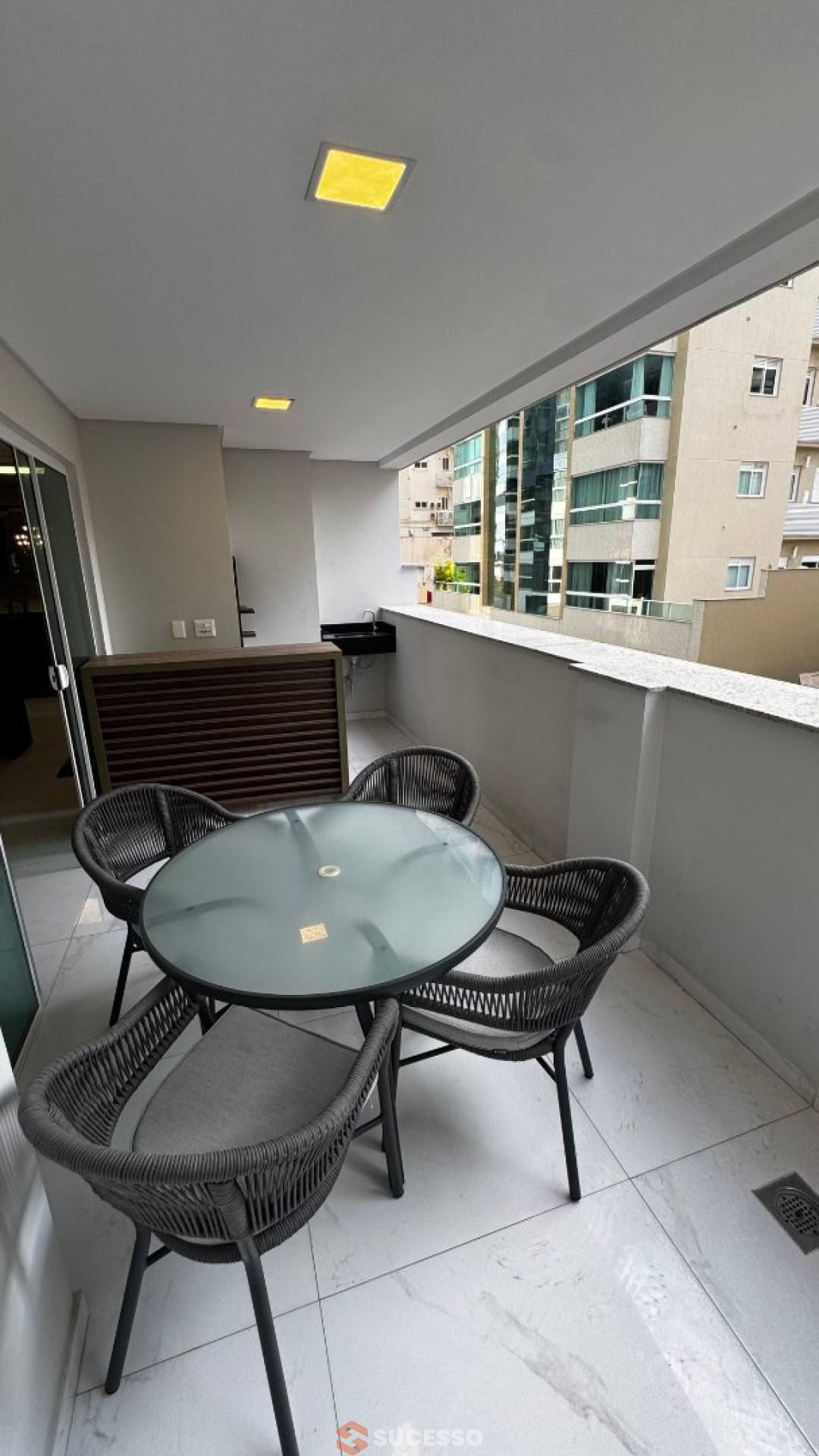 Apartamento À Venda com 4 suítes no bairro Meia Praia em Itapema