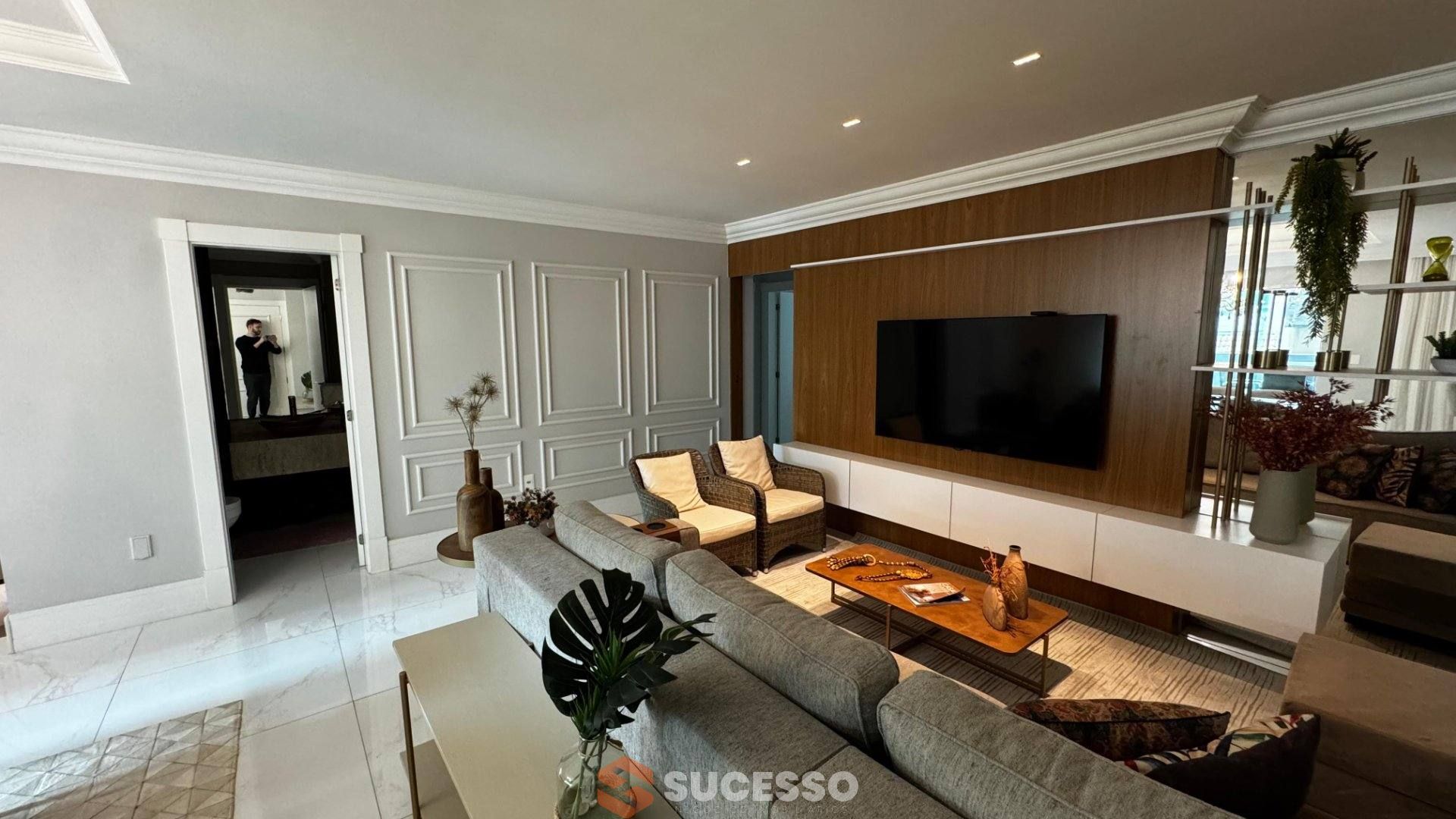 Apartamento À Venda com 4 suítes no bairro Meia Praia em Itapema