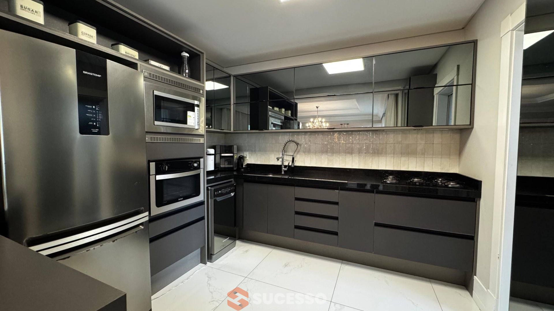 Apartamento À Venda com 4 suítes no bairro Meia Praia em Itapema