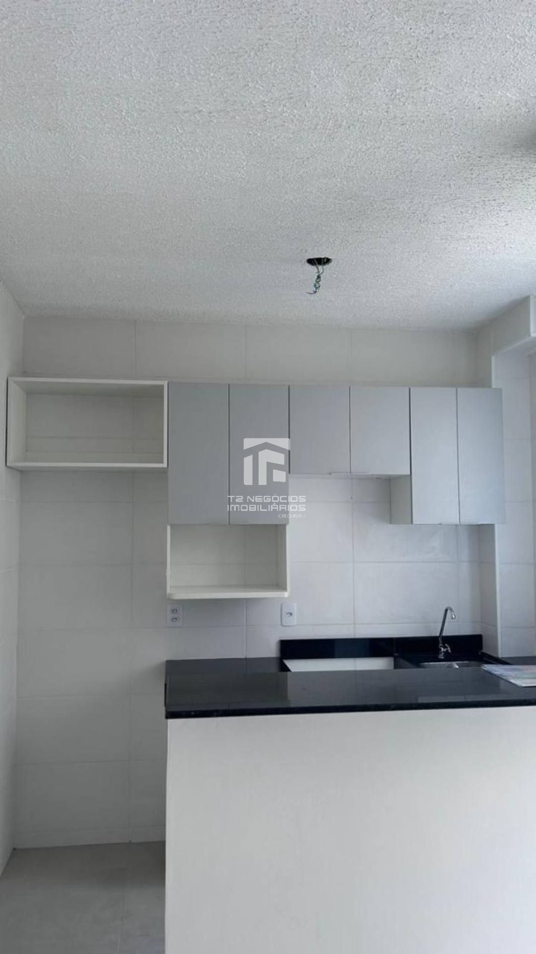 Apartamento Para Vender com 2 quartos com planejado na cozinha.