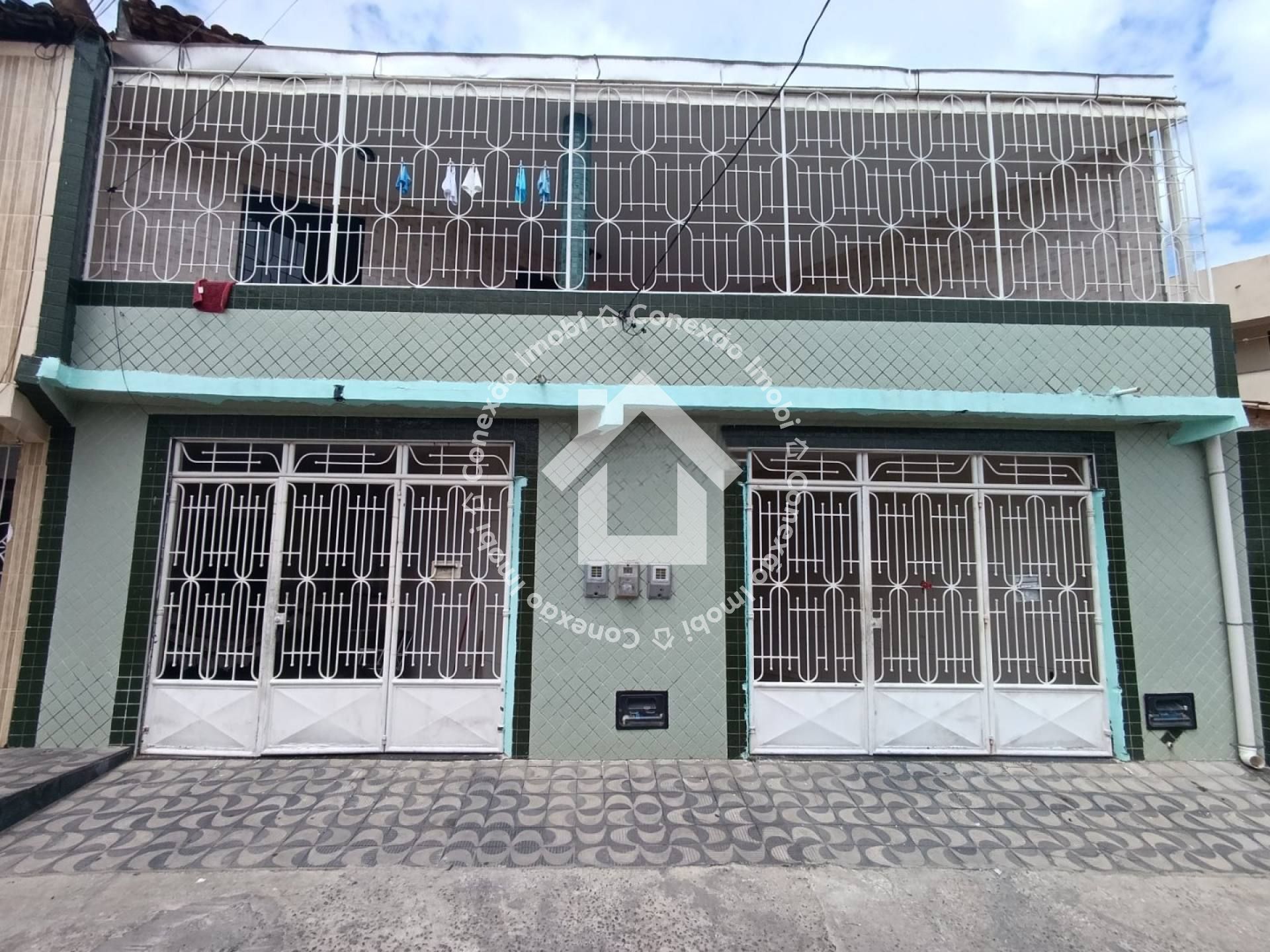 Casa duplex para vender com 6 quartos sendo 2 suítes e quintal no Bairro 18 do Forte em Aracaju