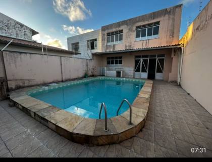 Casa com piscina ótimo para comércio