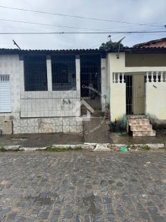 Vende-se casa no centro de Laranjeiras