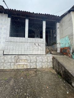 Vende-se casa no centro de Laranjeiras