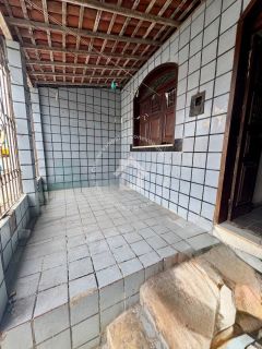 Vende-se casa no centro de Laranjeiras