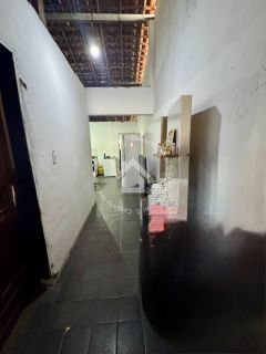 Vende-se casa no centro de Laranjeiras