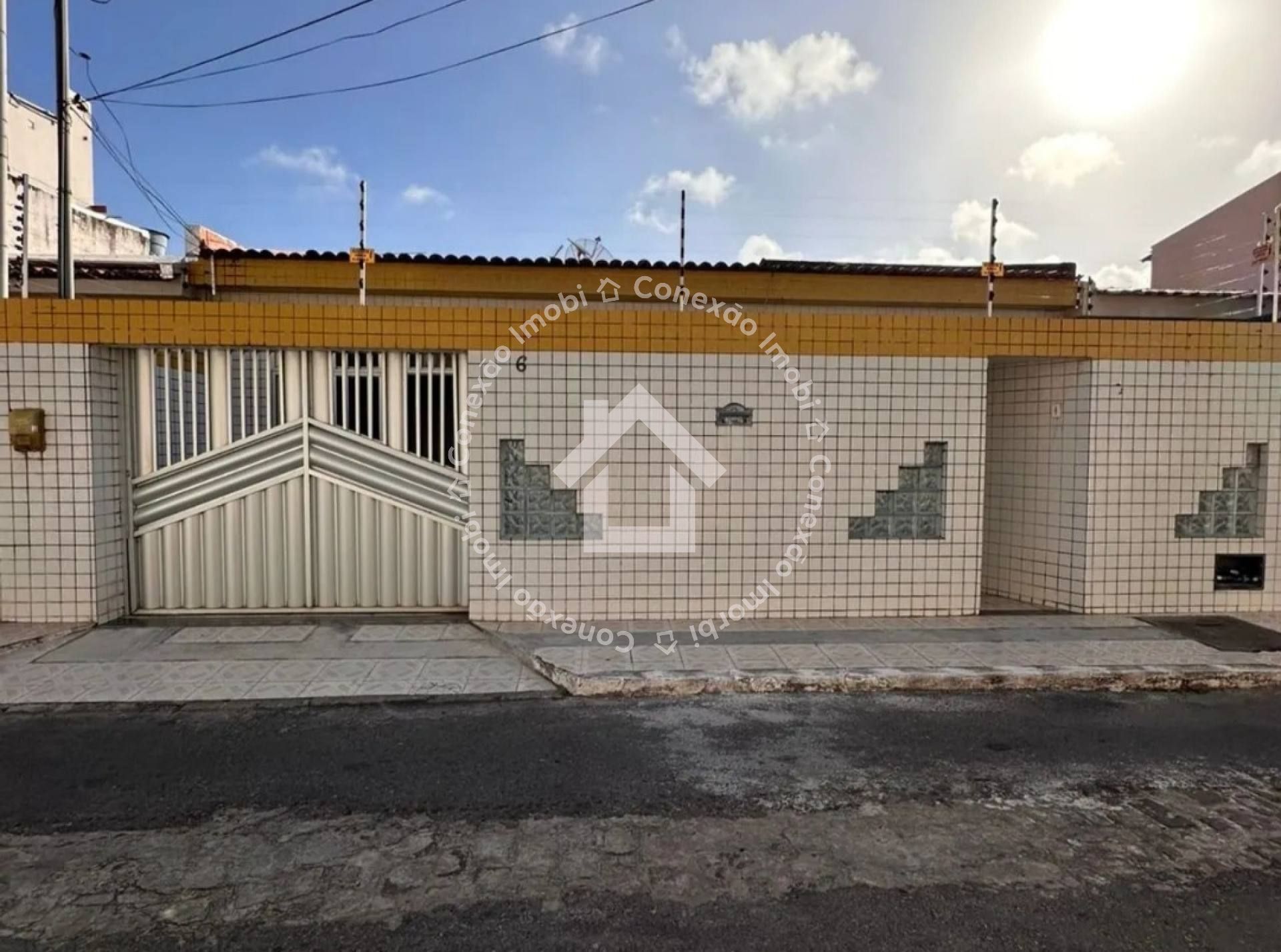 Casa à venda no Bairro Luzia - 3 Quartos, 1 Suíte