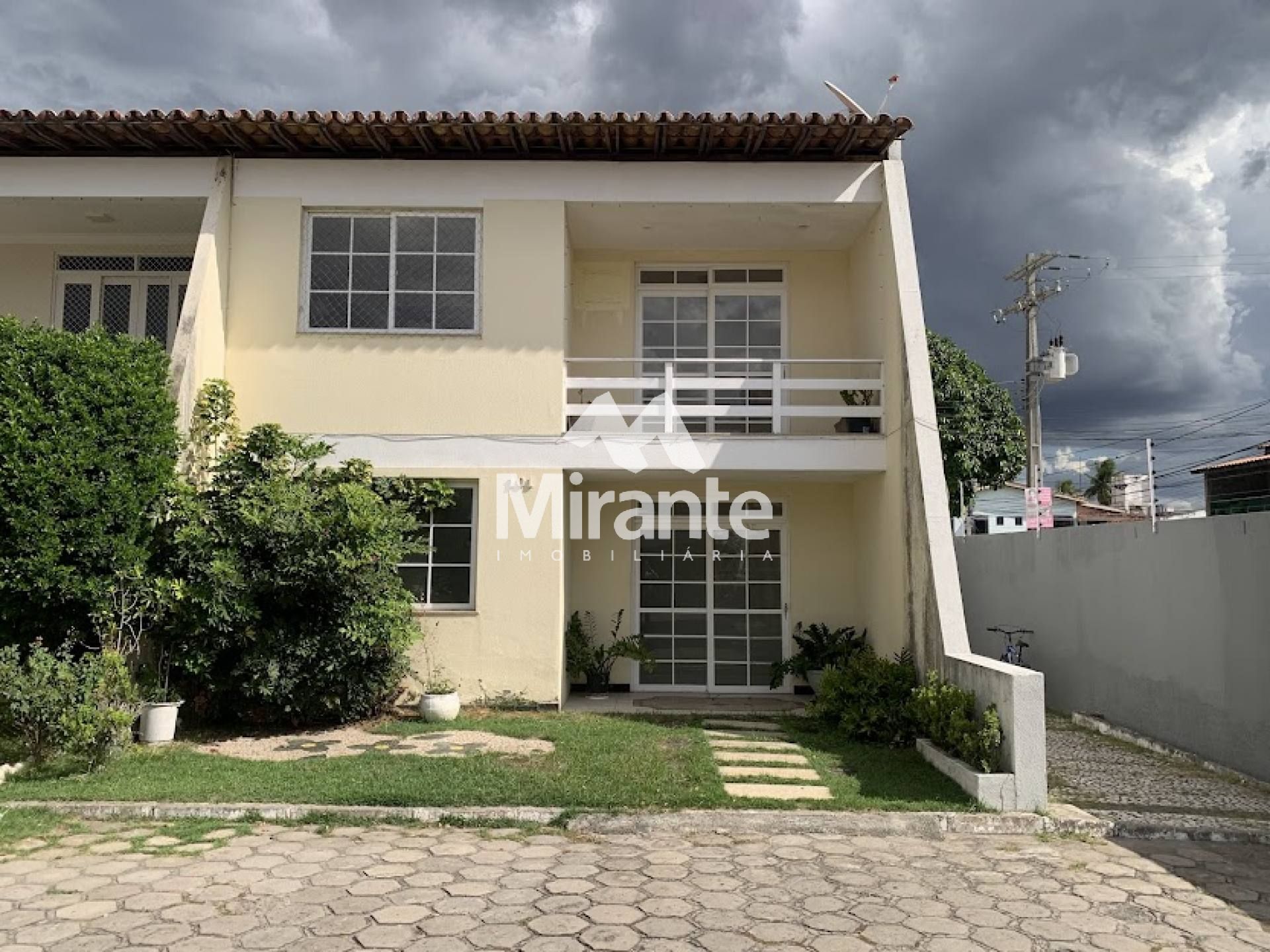 Casa de Condomínio Para Vender com 3 quartos sendo 1 suíte no bairro Santa Mônica em Feira De Santana