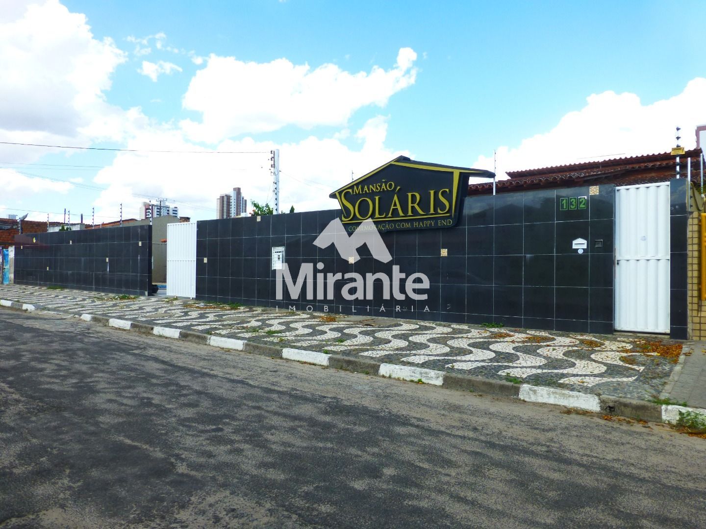 Casa Para Vender com 6 quartos no bairro Santa Mônica em Feira De Santana