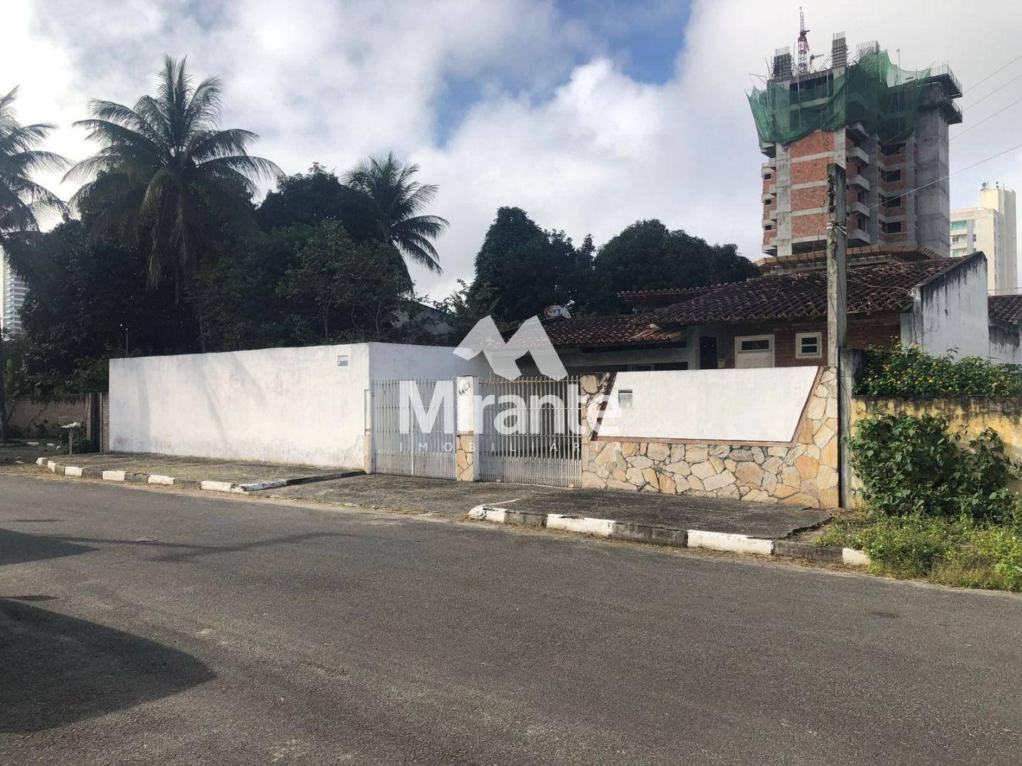 Casa Para Vender com 3 quartos sendo 1 suítes no bairro Santa Mônica em Feira De Santana