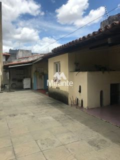 Casa Para Vender com 4 quartos no bairro Santa Mônica em Feira De Santana