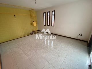 Casa Para Vender com 4 quartos sendo 1 suíte no bairro Santa Mônica em Feira De Santana