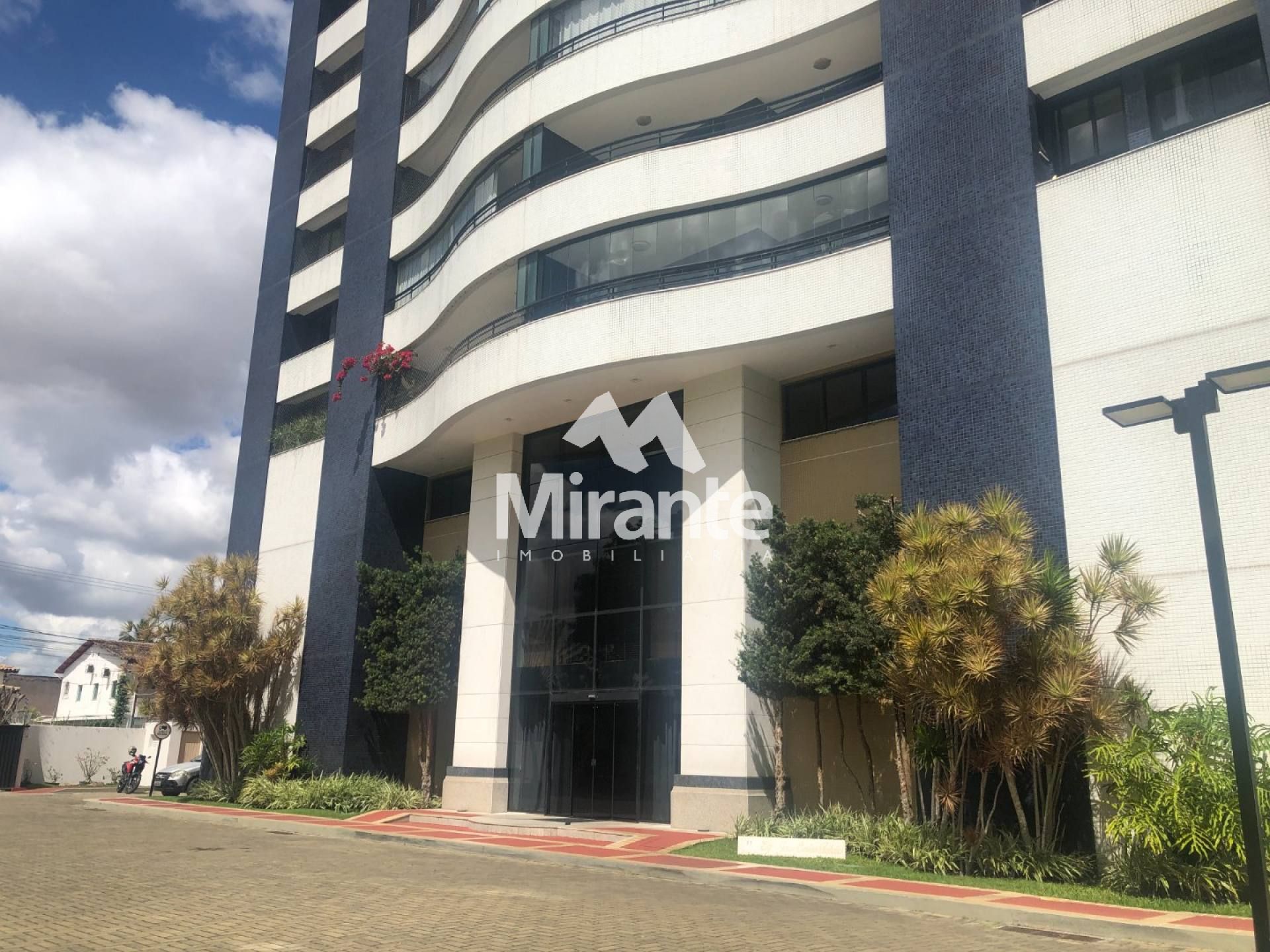 Apartamento Para Vender com 4 quartos sendo 3 suítes no bairro Santa Mônica em Feira De Santana