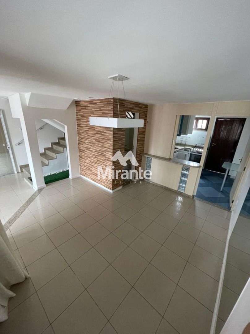 Casa de Condomínio Para Vender com 3 quartos sendo 1 suítes no bairro Santa Mônica em Feira De Santana