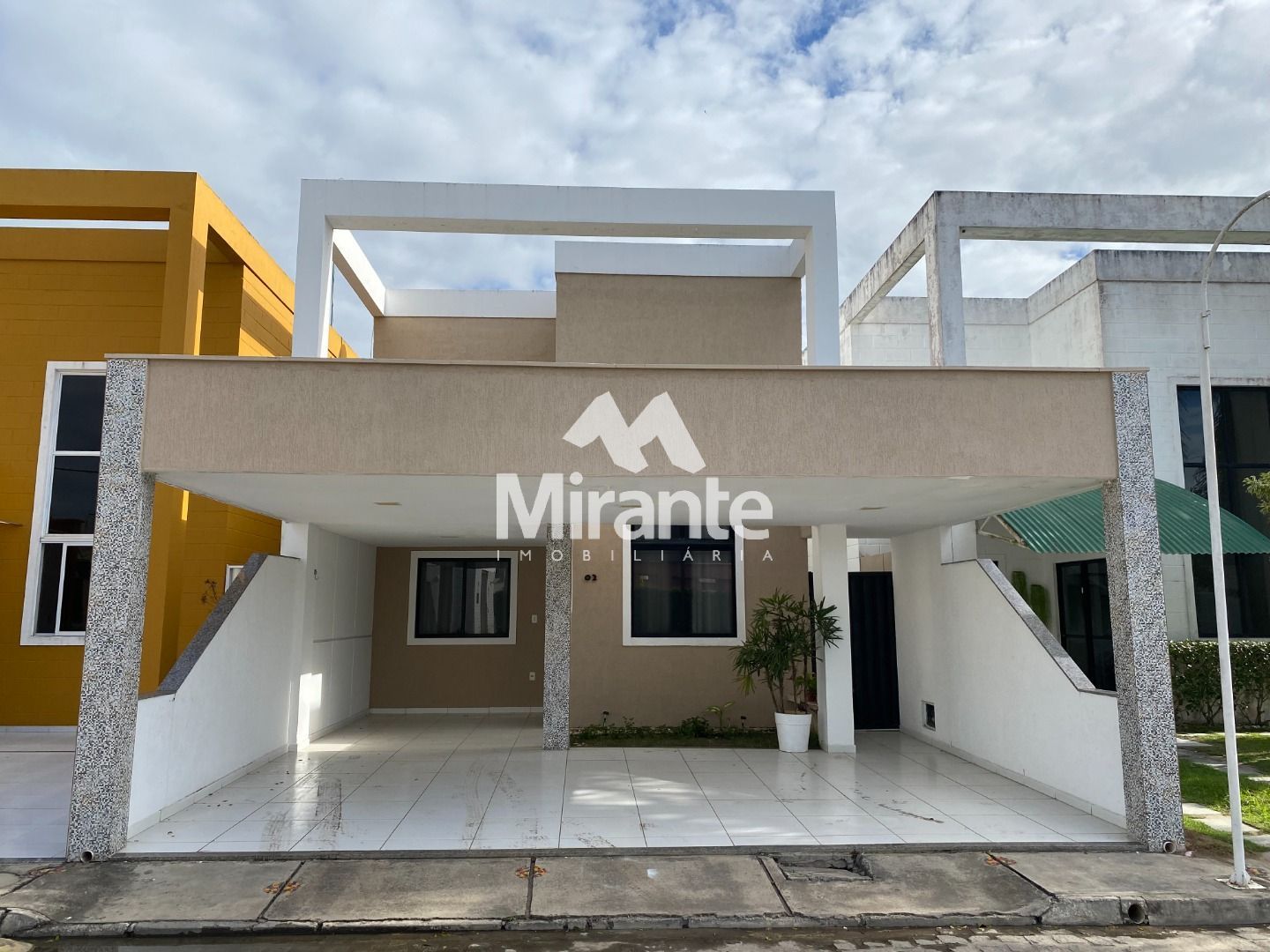 Casa de Condomínio Para Vender com 3 quartos sendo 1 suítes no bairro Santa Mônica em Feira De Santana