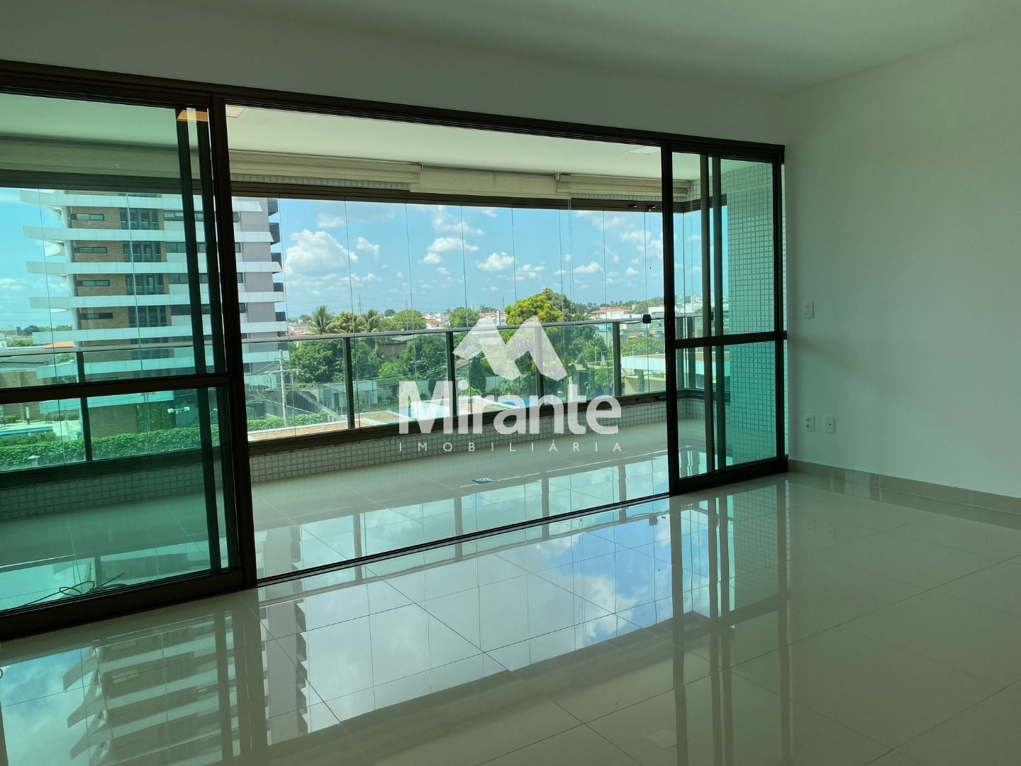 Apartamento Para Vender com 3 quartos sendo 3 suítes no bairro Santa Mônica em Feira De Santana