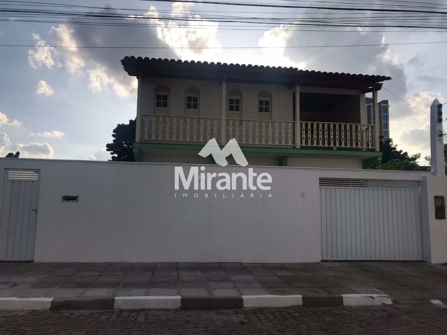 Casa Para Vender com 3 quartos no bairro Santa Mônica em Feira De Santana