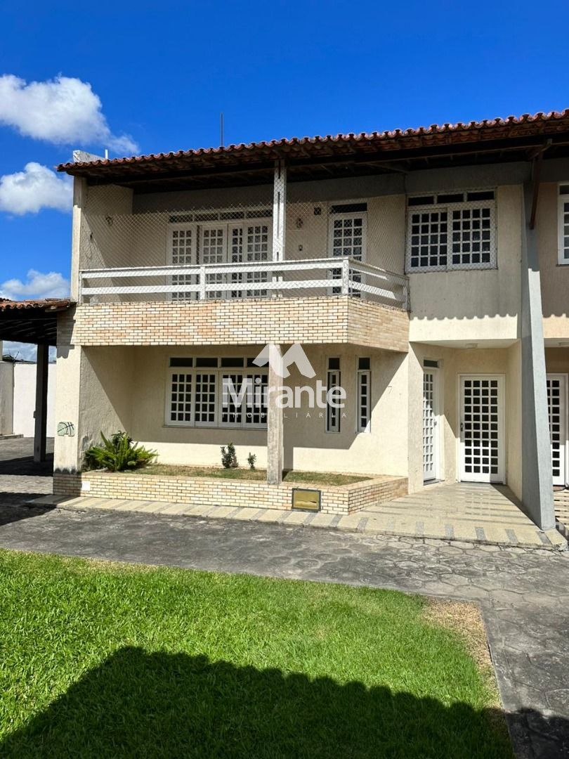 Casa de Condomínio Para Vender com 3 quartos sendo 1 suítes no bairro Santa Mônica em Feira De Santana