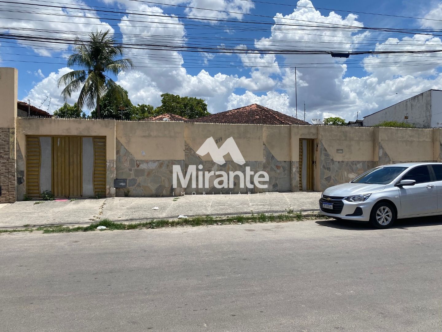 Casa Para Alugar com 3 quartos sendo 1 suítes no bairro Capuchinhos em Feira De Santana