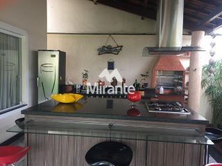 Casa de Condomínio Para Vender com 4 quartos sendo 1 suítes no bairro Santa Mônica em Feira De Santana