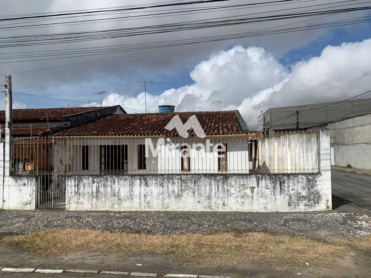 Casa Para Vender com 3 quartos no bairro Capuchinhos em Feira De Santana