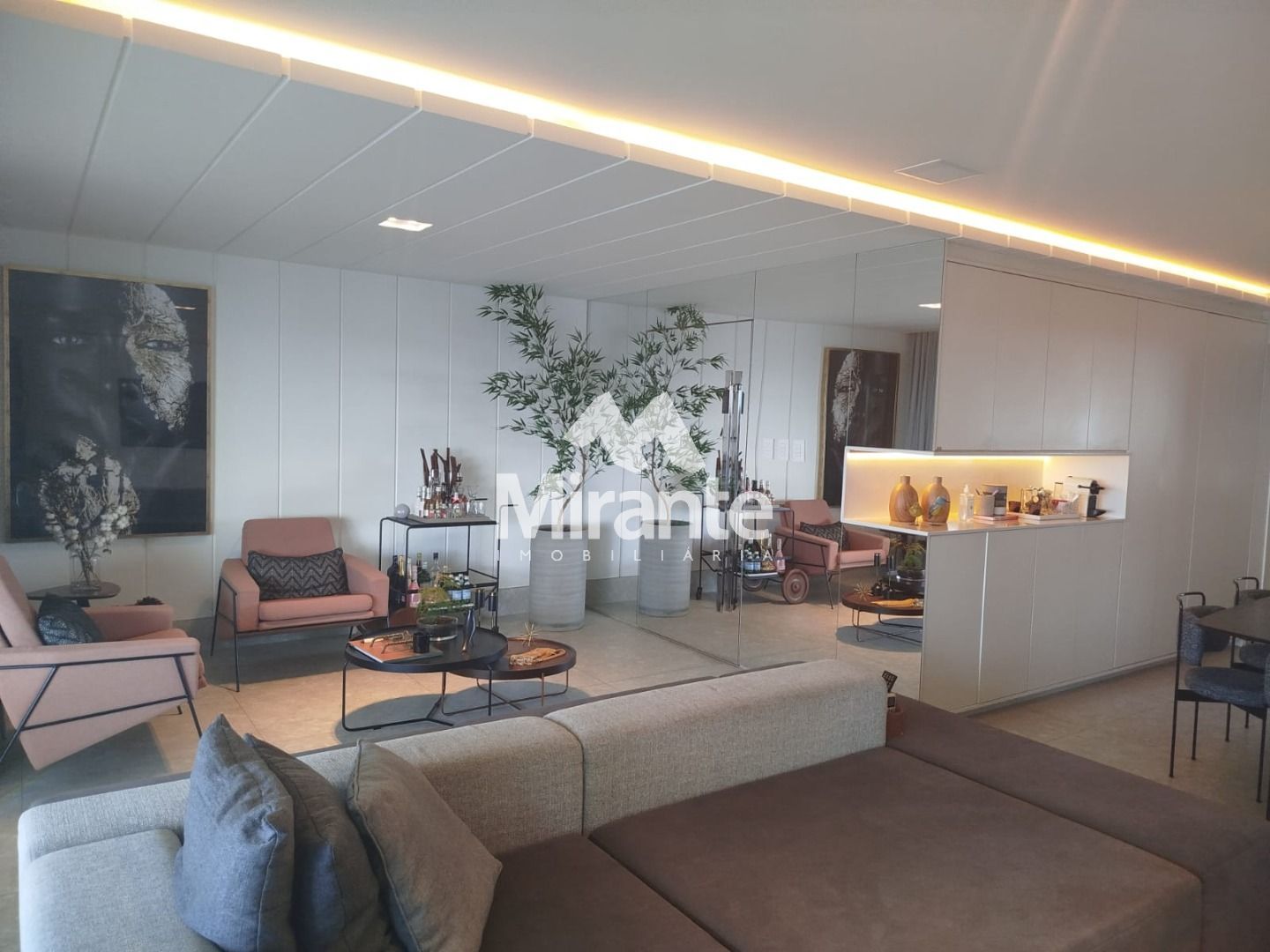 Apartamento Mobiliado Para Vender com 3 quartos sendo 3 suítes no bairro Santa Mônica em Feira De Santana