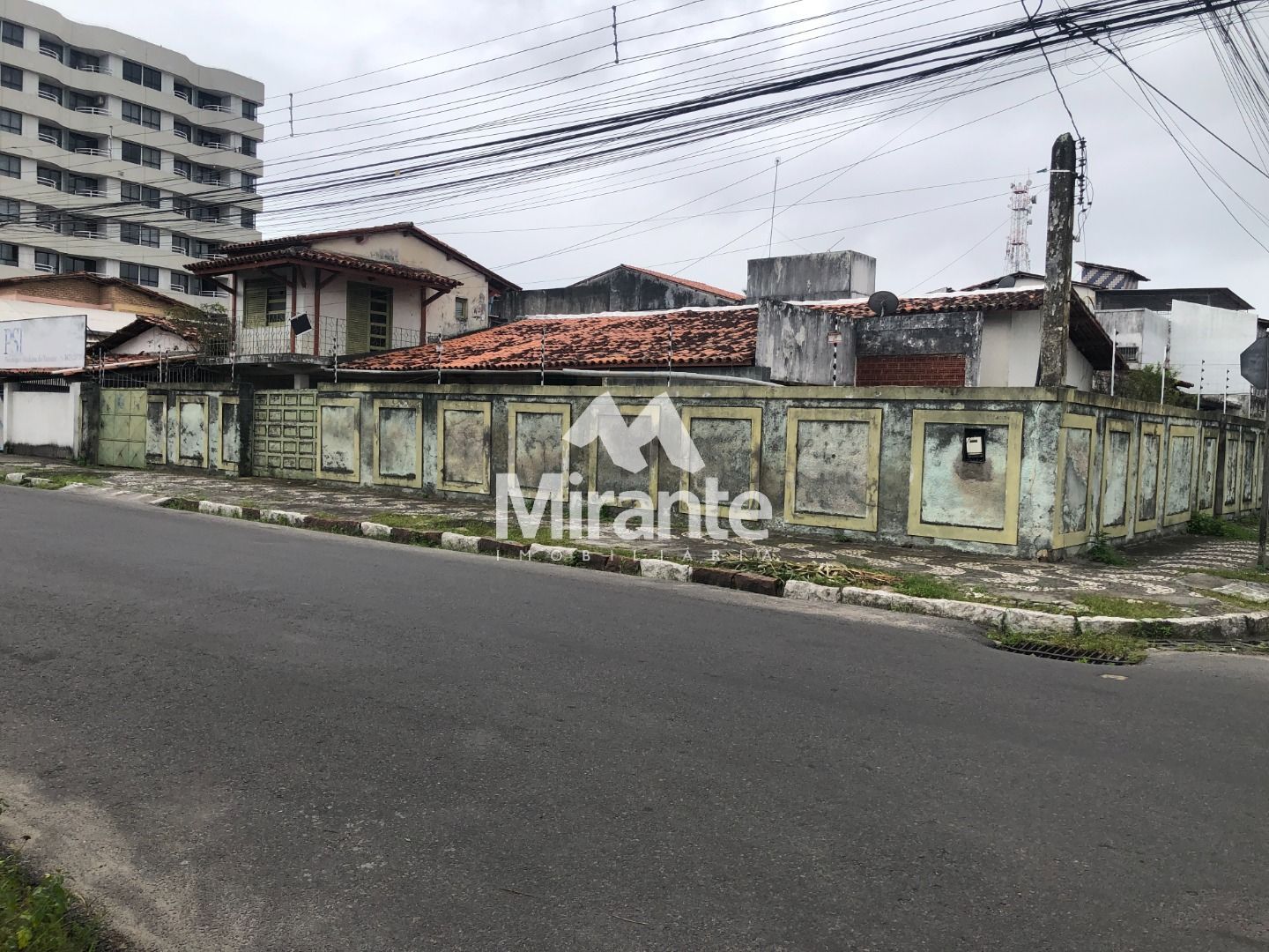 Casa Para Vender com 3 quartos no bairro Capuchinhos em Feira De Santana